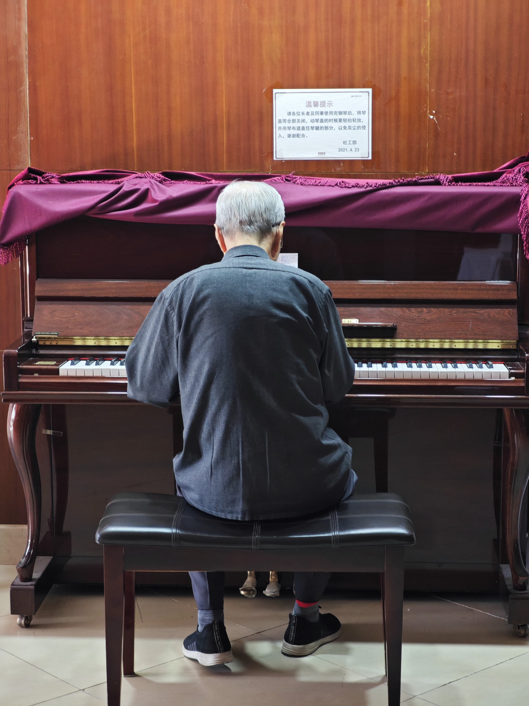 老人正在弹钢琴。人民网记者 王天乐摄