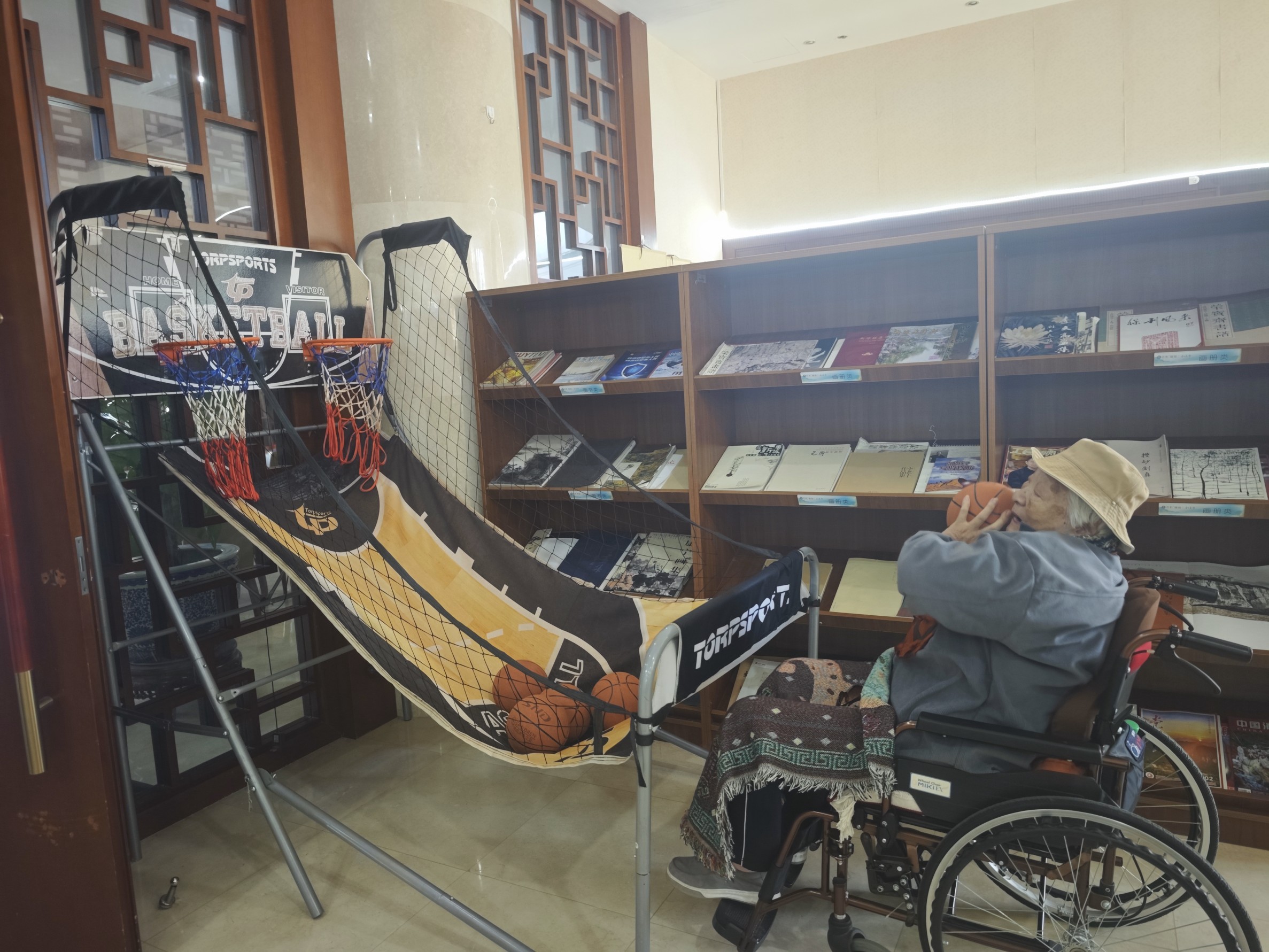 老人正在玩投篮游戏进行锻炼。人民网记者 车柯蒙摄