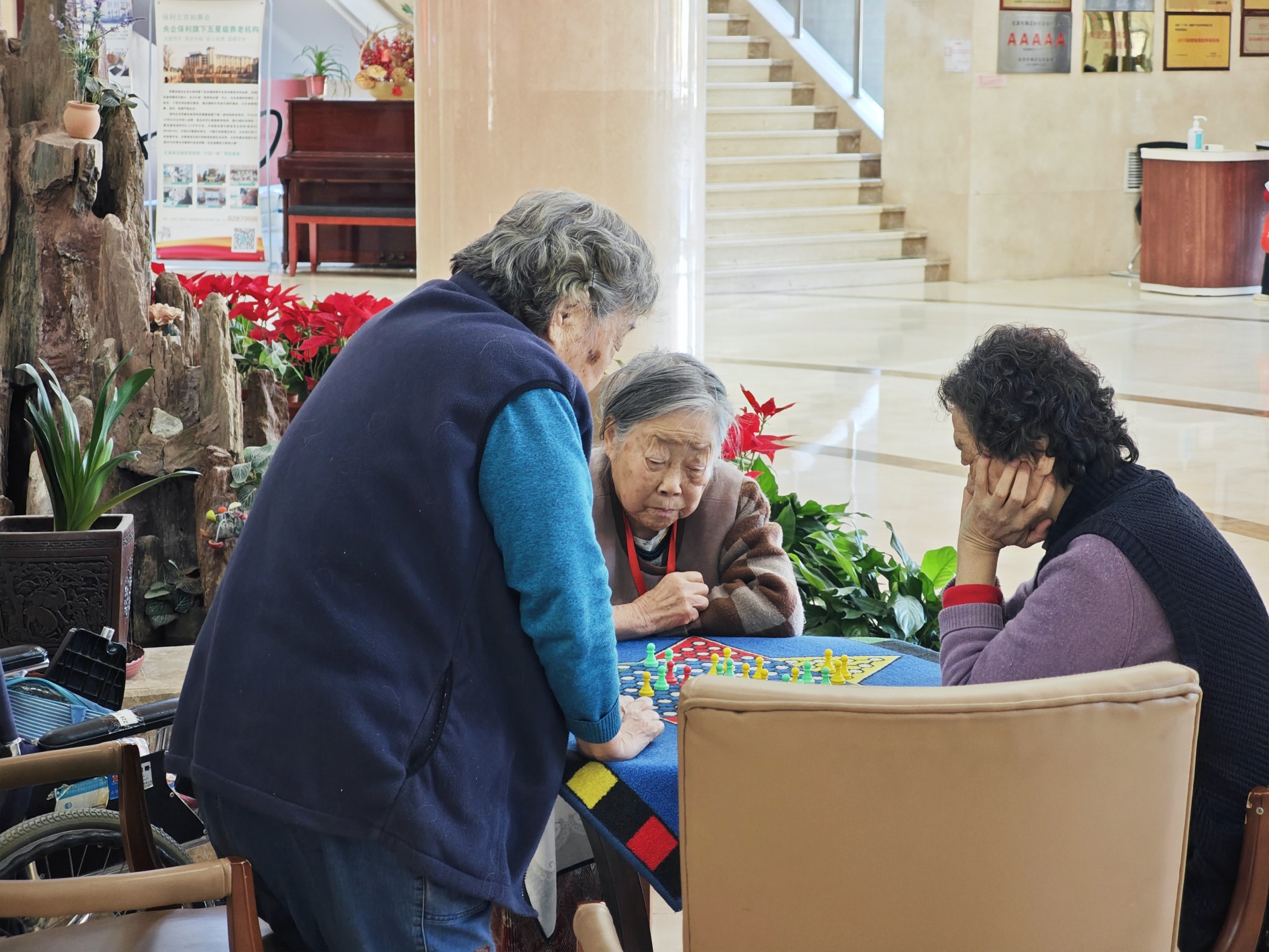 老人们正在下棋。人民网记者 王天乐摄