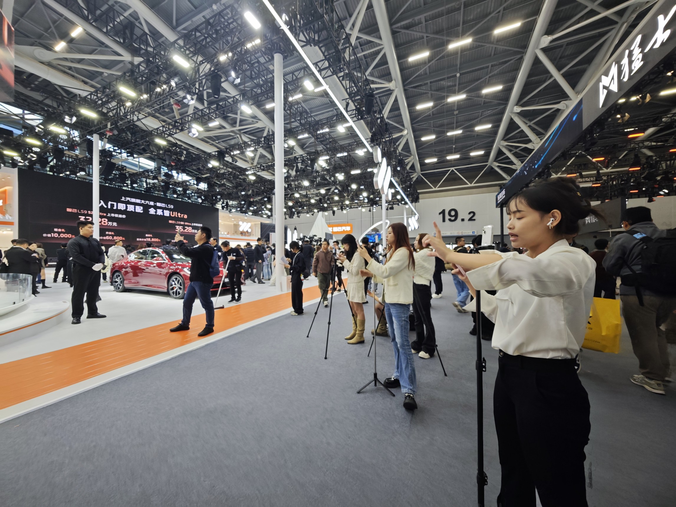 车展上正在进行直播的主播。人民网记者 王天乐摄