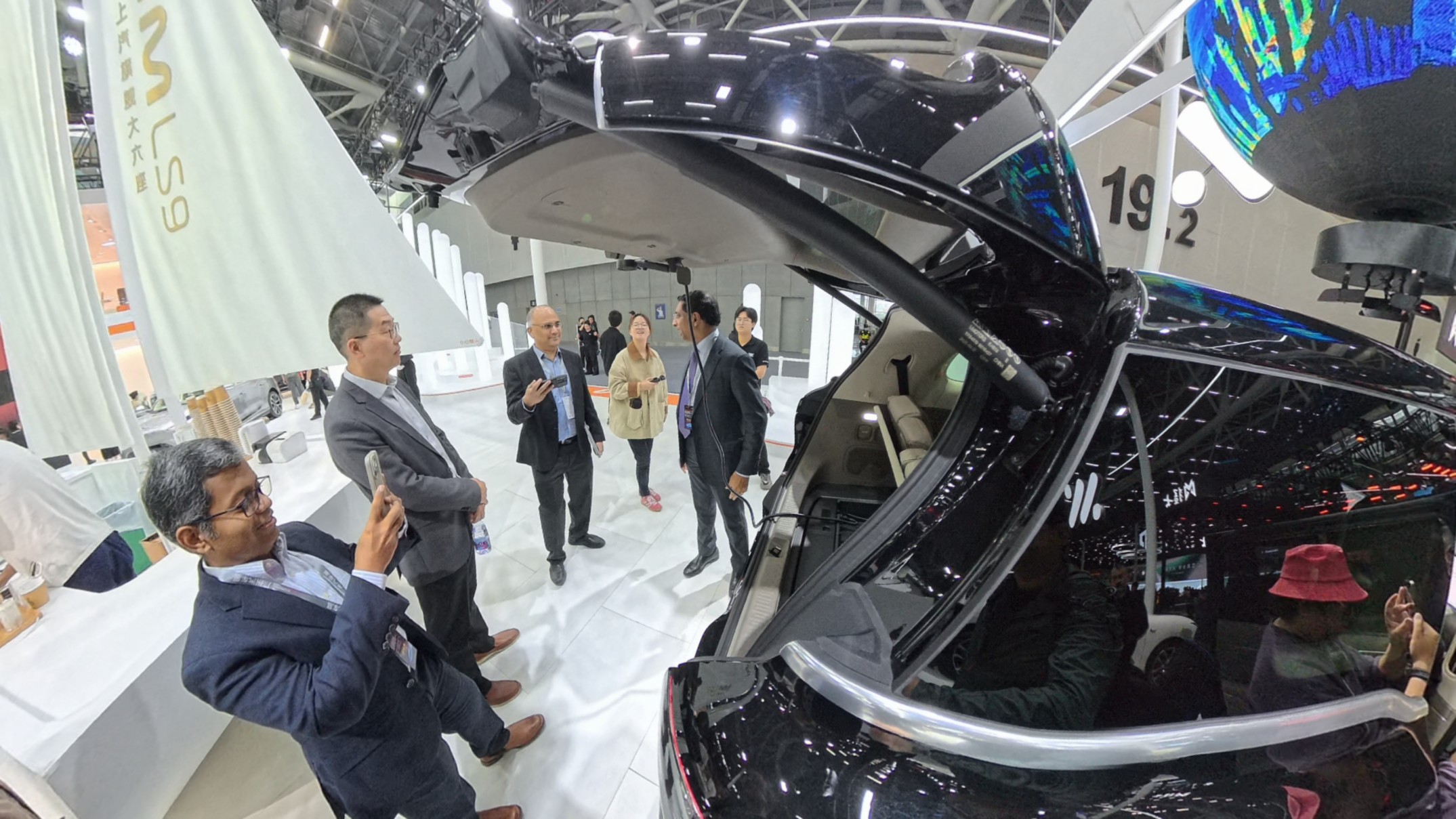 外国参观者正在对一款国产车进行拍摄。 人民网记者 王天乐摄