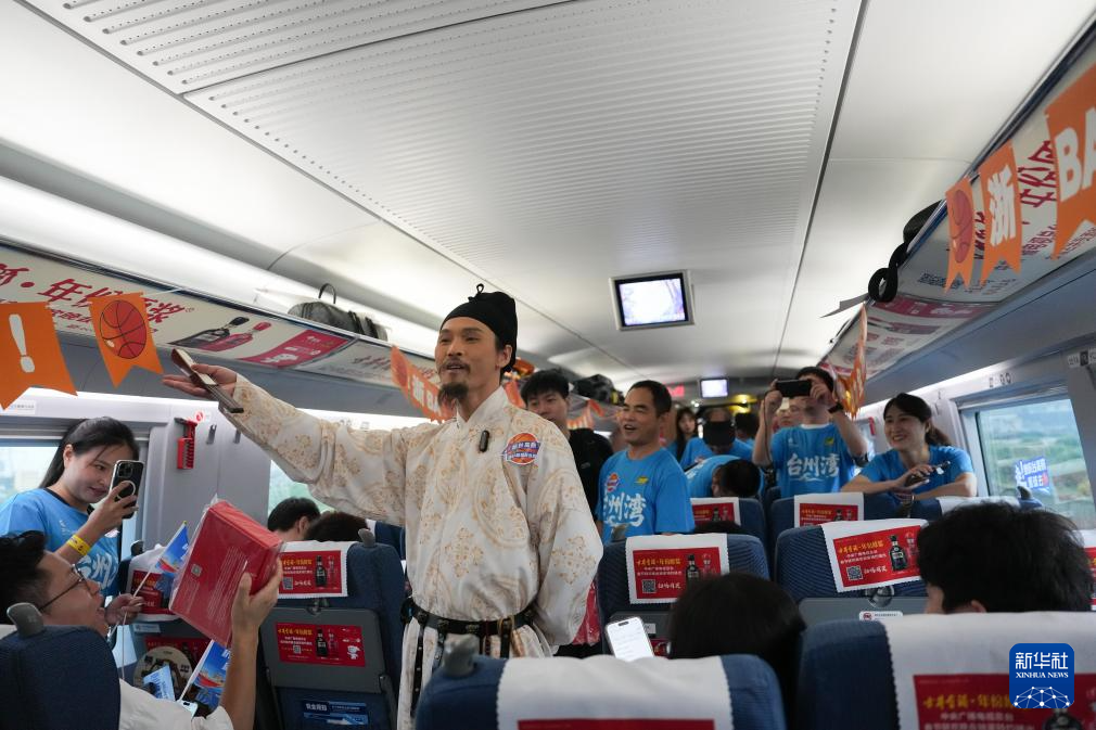 在杭台高铁“浙BA”球迷车厢内，“诗人李白”表演者与球迷旅客互动（9月10日摄）。新华社记者 黄宗治摄