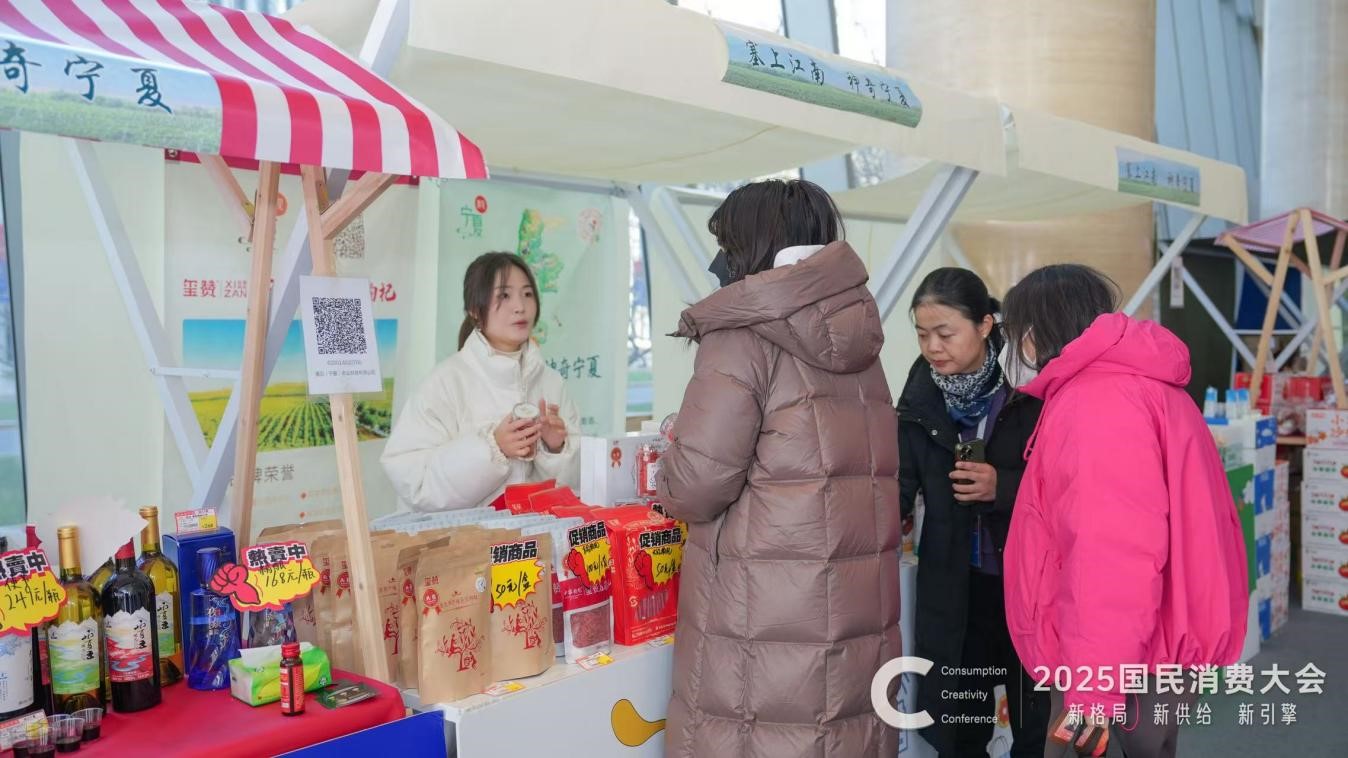 观众在选购各地驻京办带来的地方好物。王祎鑫摄
