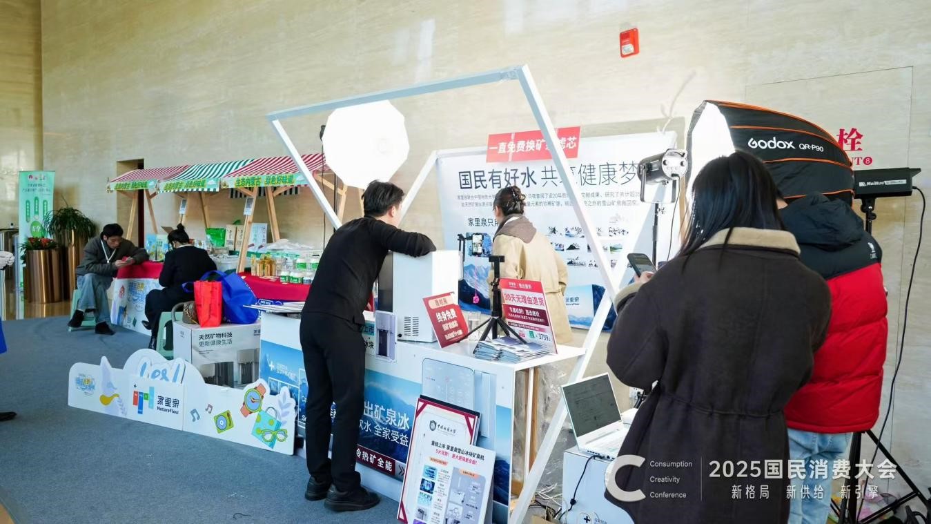 科技体验区域工作人员在讲解展示。王佳雨摄