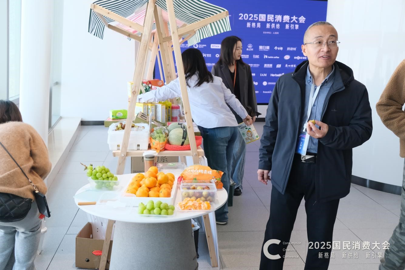 观众在健康消费区域体验产品。王祎鑫摄