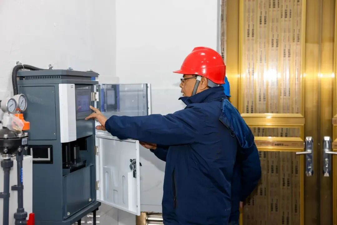 淳安县樟村供水站运维人员对在线监测设备进行日常巡检维护。受访者供图