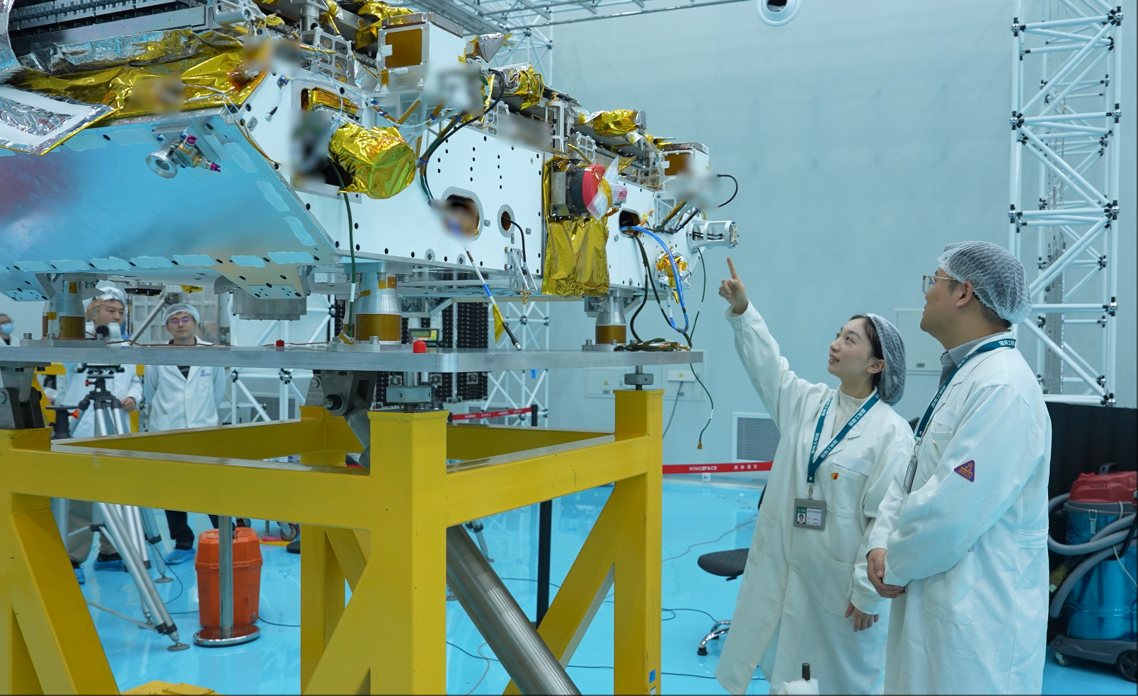 国网工研院卫星遥感团队工作人员在卫星研发实验室进行卫星组装、性能测试工作