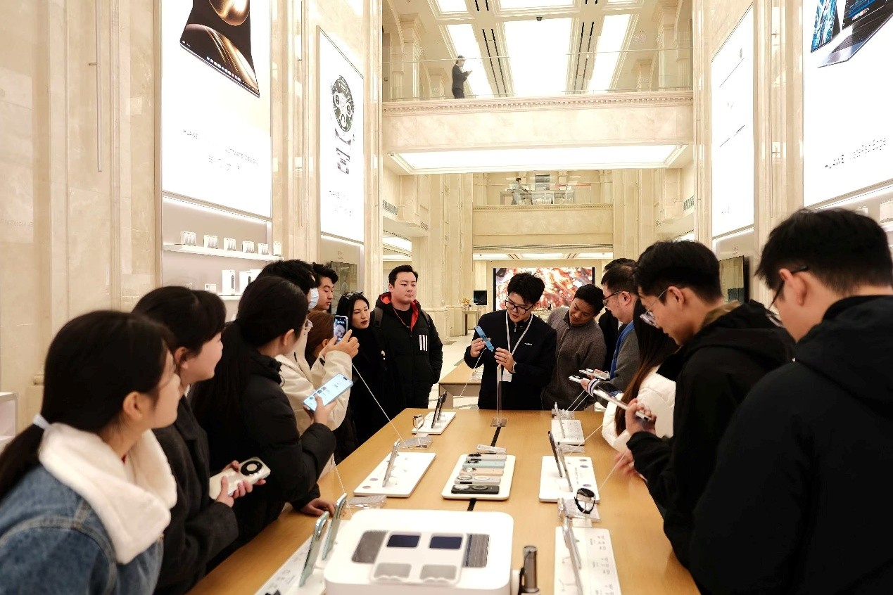 用户在华为门店体验最新版的鸿蒙操作系统。（受访者供图）