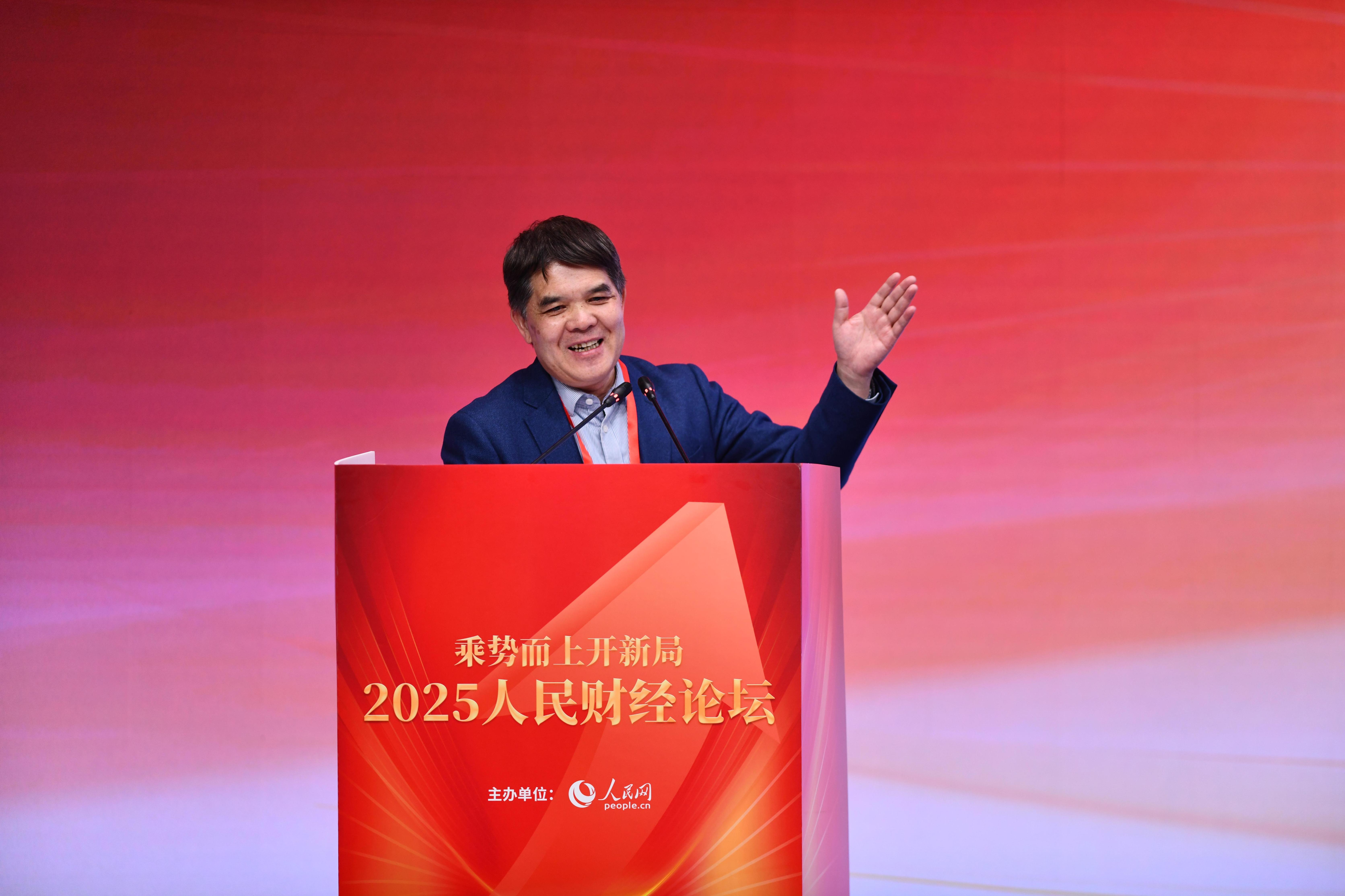 国家发展改革委宏观经济研究院院长、研究员黄汉权发言。人民网记者 任峰涛摄