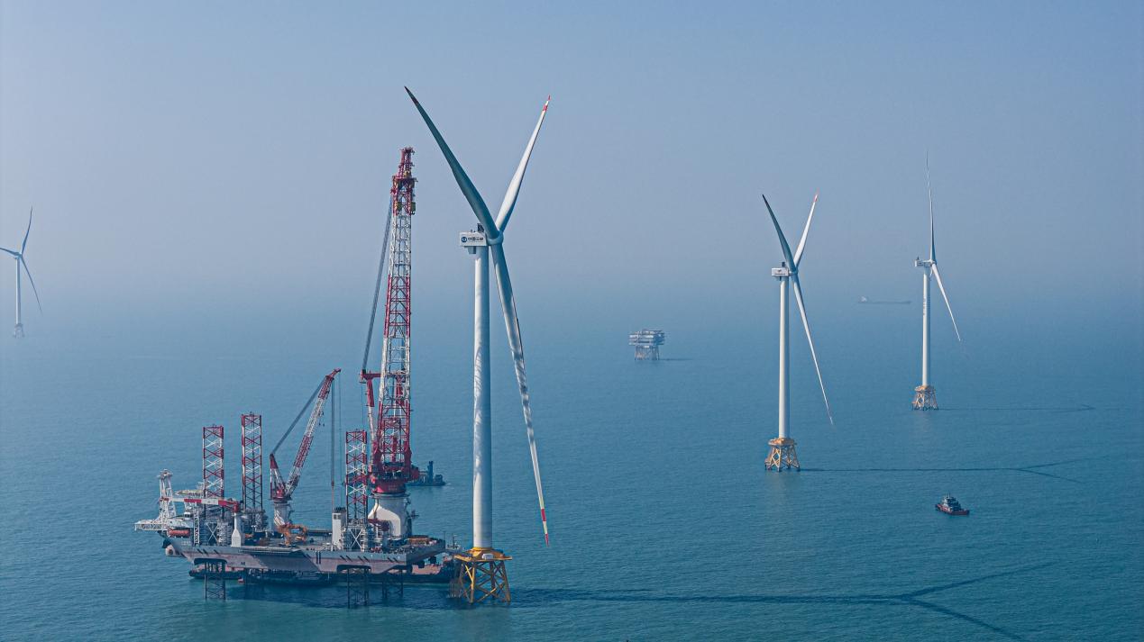 全球首台20兆瓦海上风电机组正在进行吊装。周骏威摄