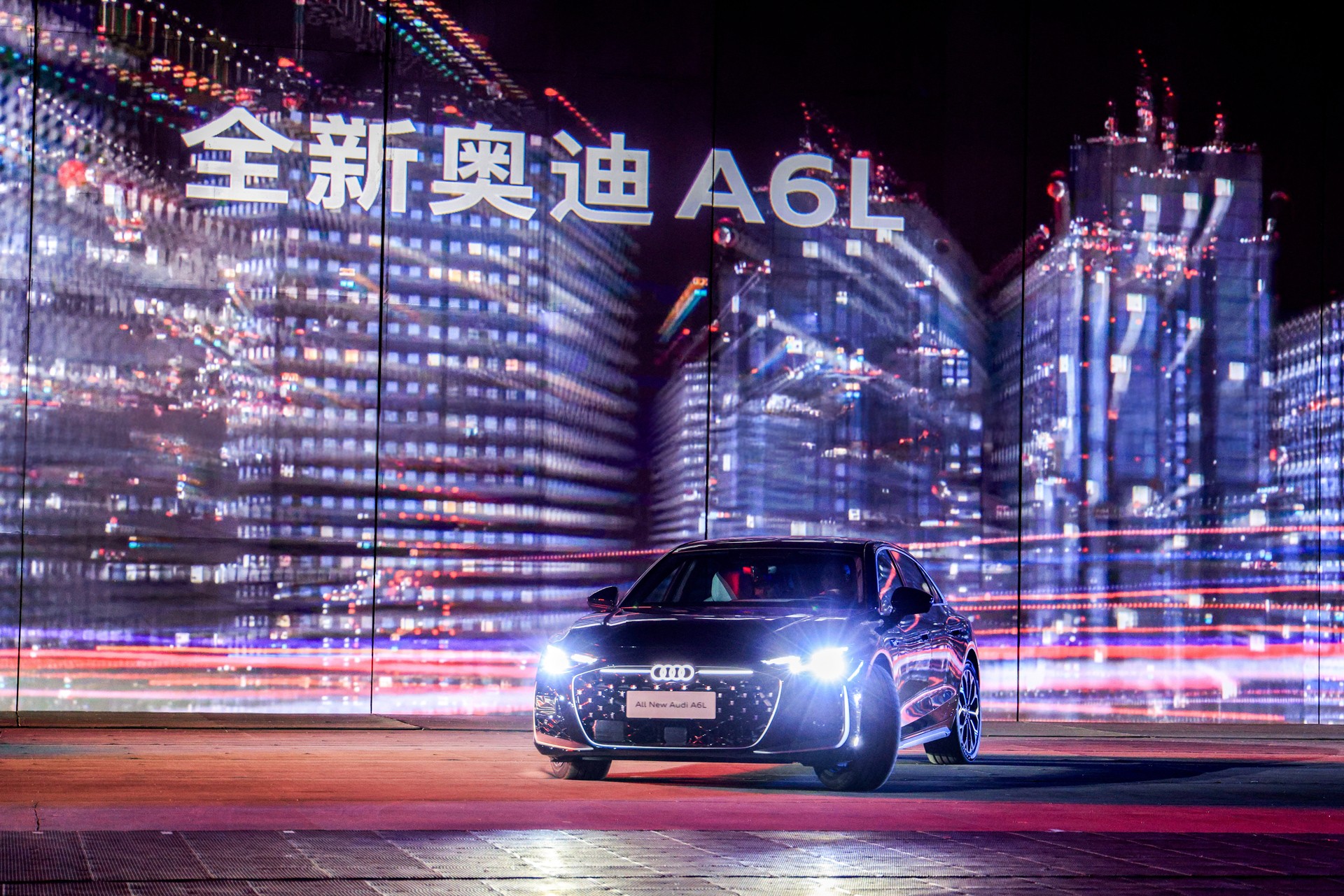 全新奥迪A6L迎来全球首秀。（）