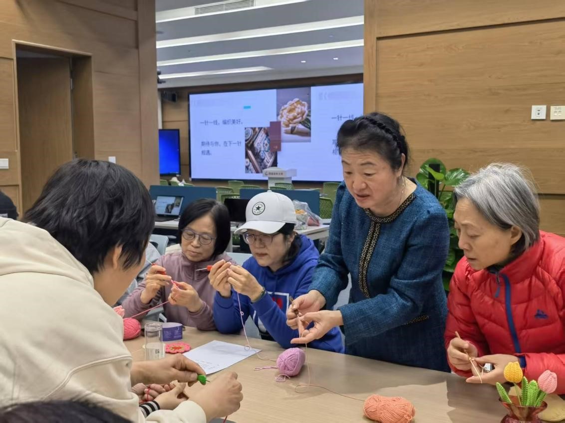 赵娟(右二)与同学们一起交流钩织技巧。受访者供图