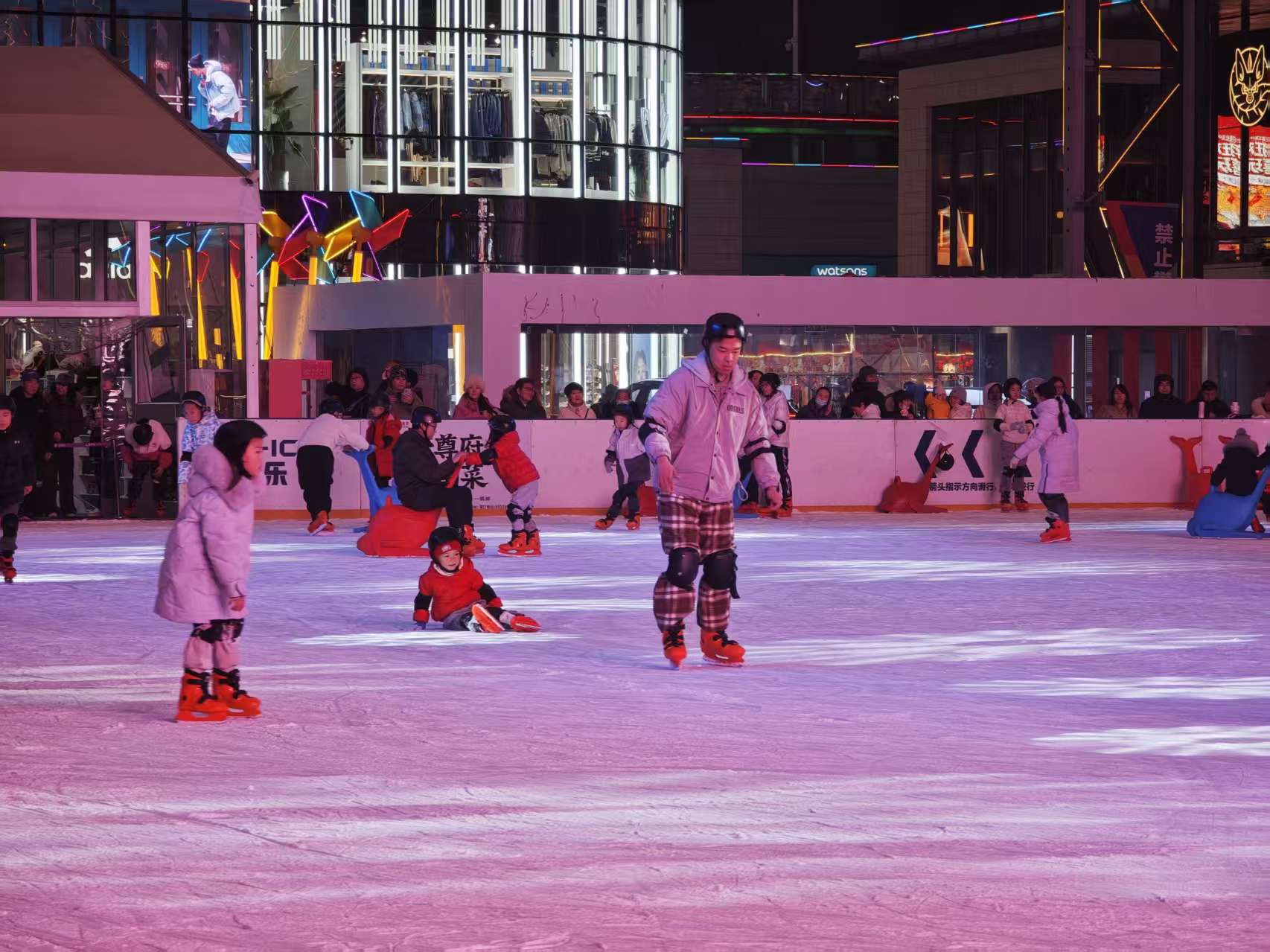 在北京某商圈的冰场上，人们脚踩冰刀尽情滑行。人民网记者 王天乐摄