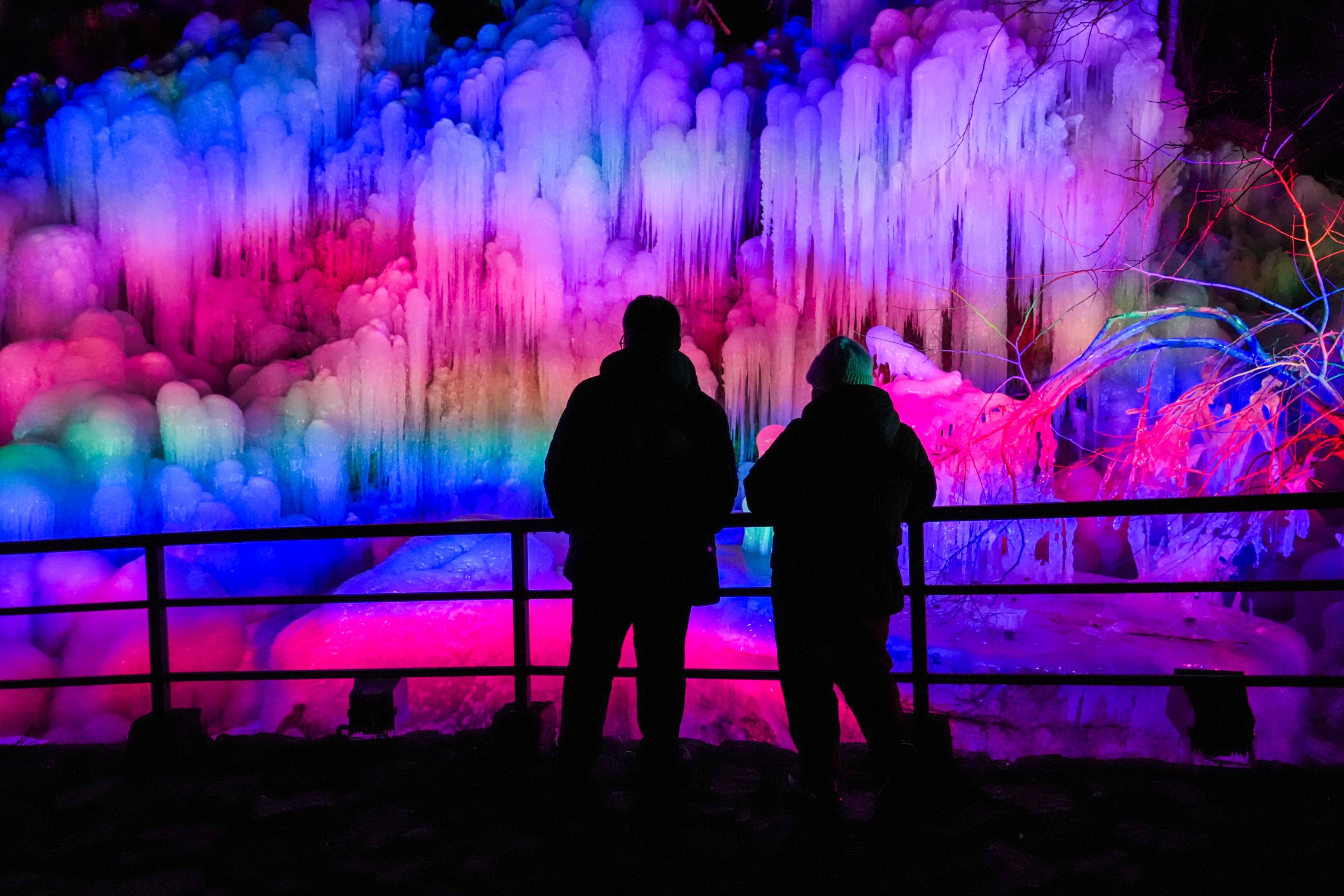 北京市平谷区京东大峡谷景区的灯光与冰瀑相映成趣。马平川摄