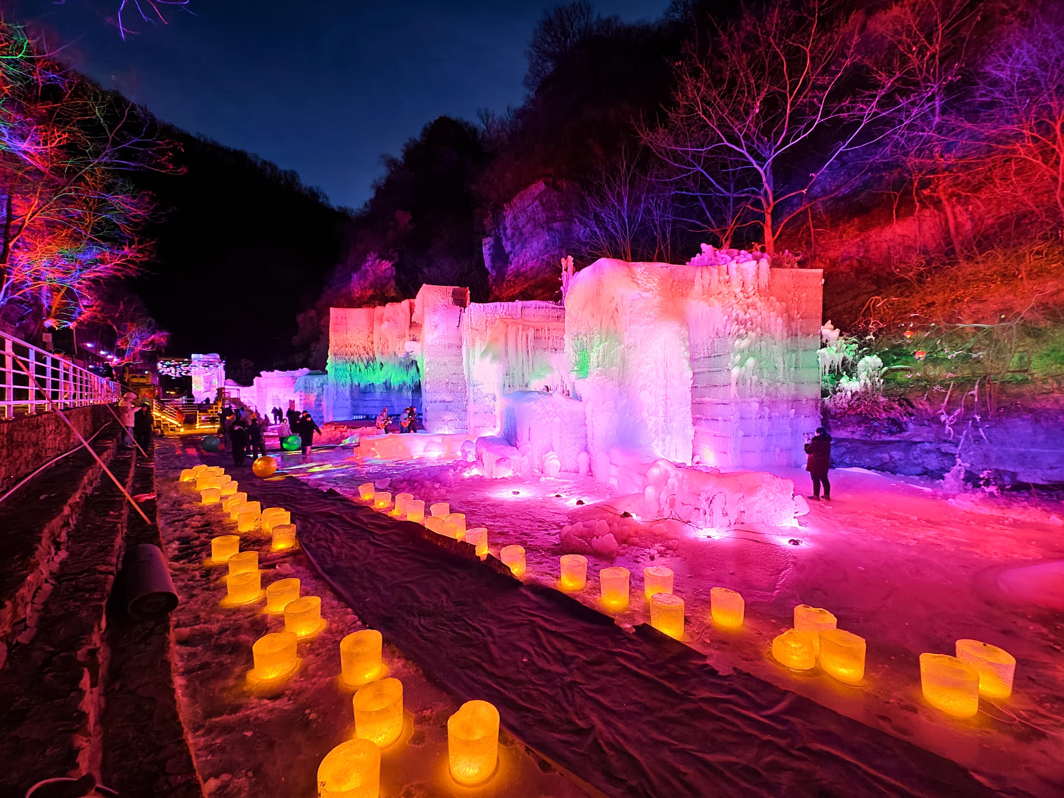 北京市平谷区京东大峡谷景区的冰雪灯光秀。马平川摄