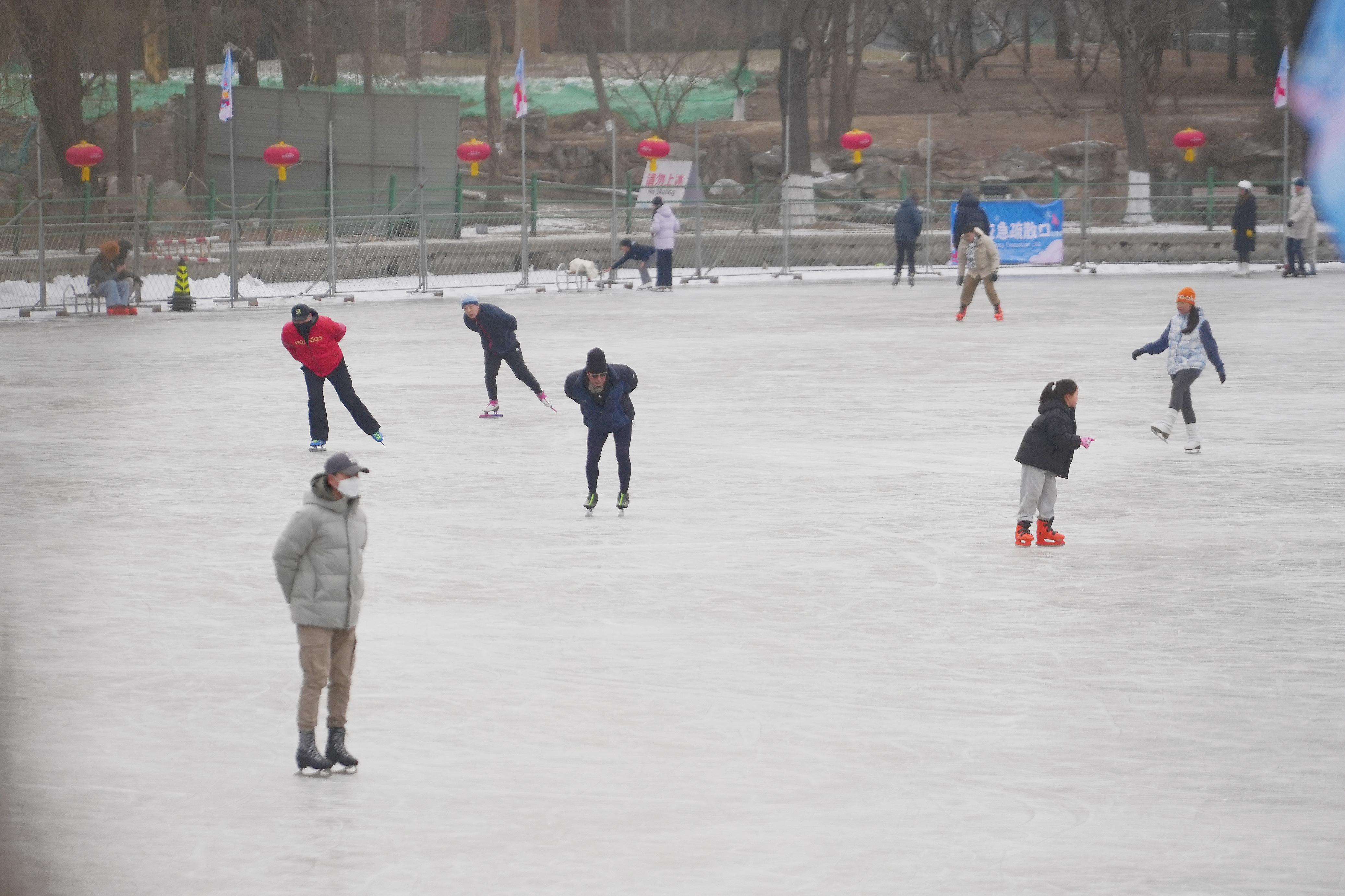 北京一家公园内的冰场上，人们正在享受冬日的乐趣。人民网记者 王天乐摄