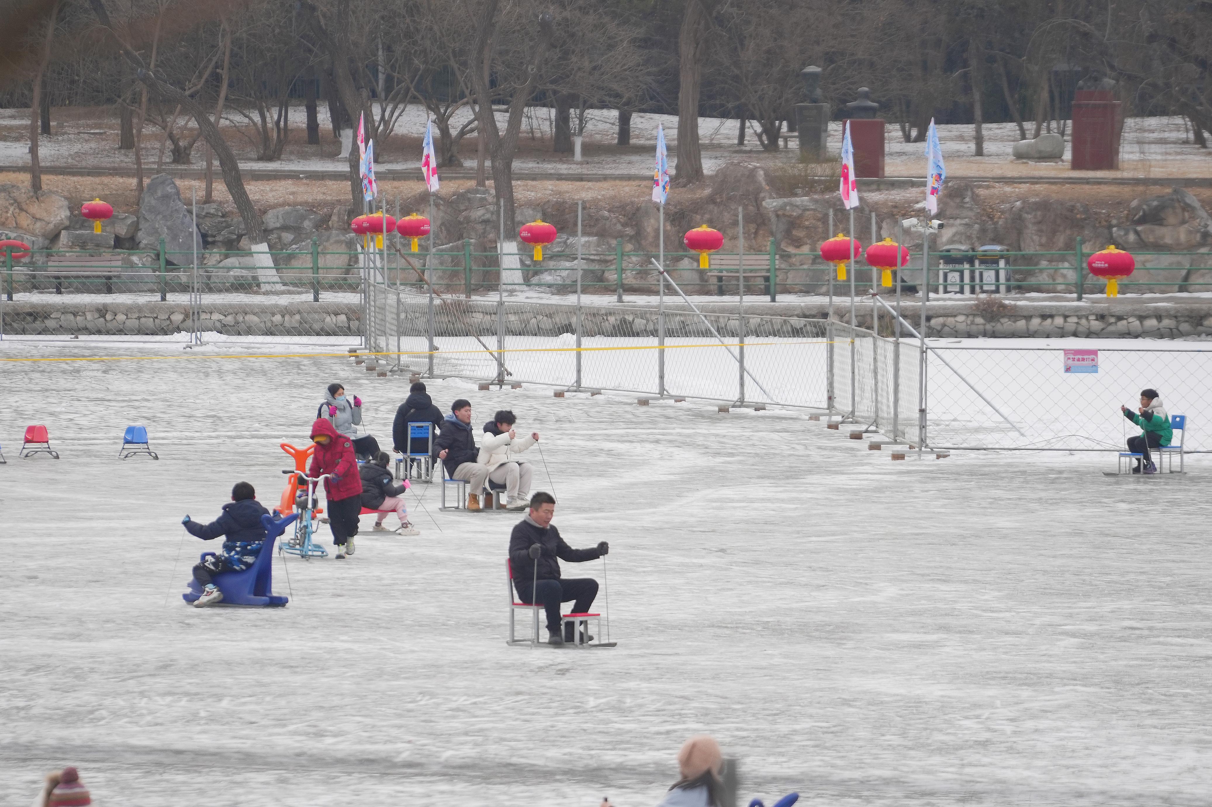   北京市朝阳区公园的冰场上，游客正畅快地享受滑冰的乐趣。人民网记者 王天乐摄