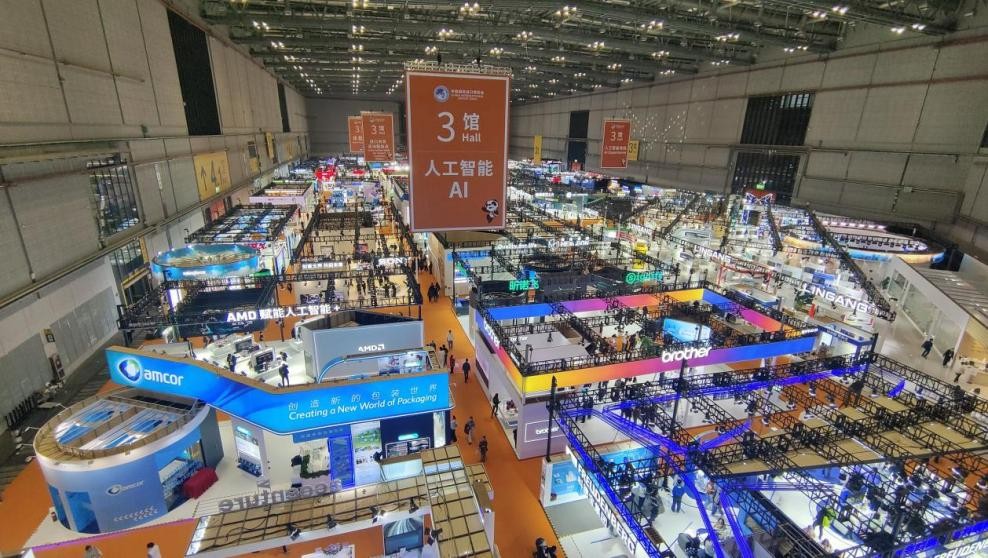 在第八届进博会上，中外参展者络绎不绝。人民网记者 李彤摄