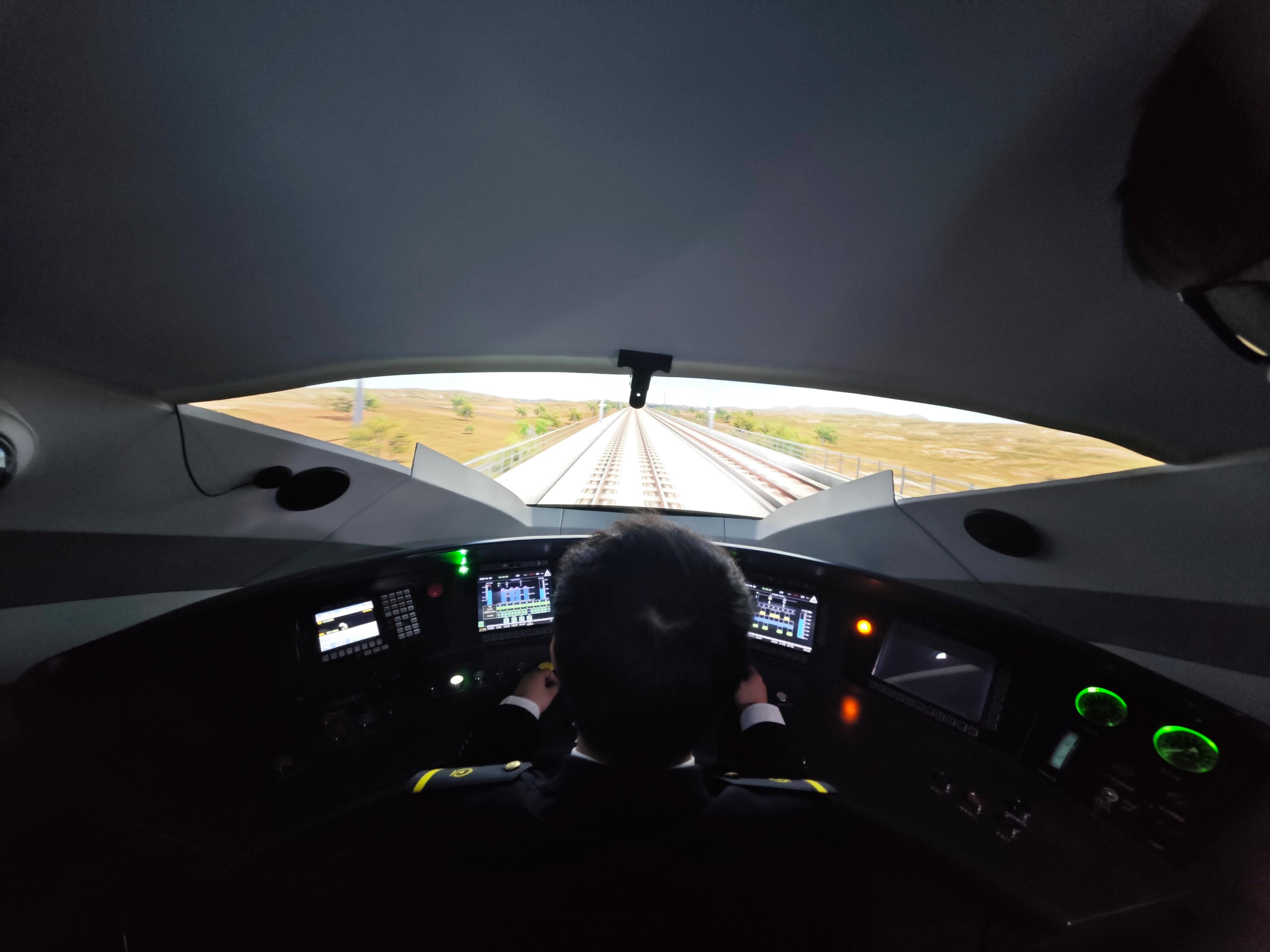 高铁司机学员正在进行操作模拟器。 人民网记者 王天乐摄