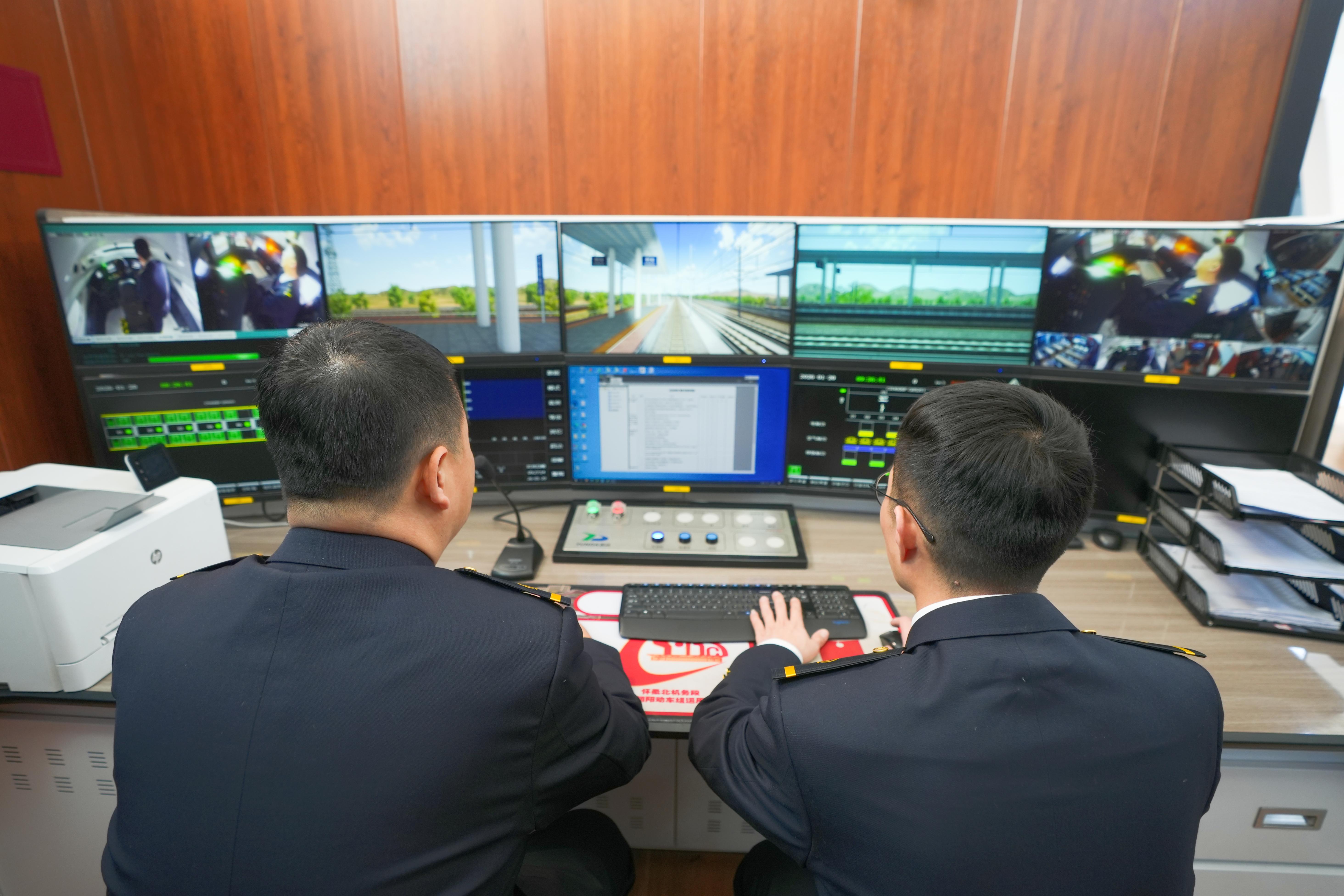 教员正在操控培训系统。人民网记者 王天乐摄