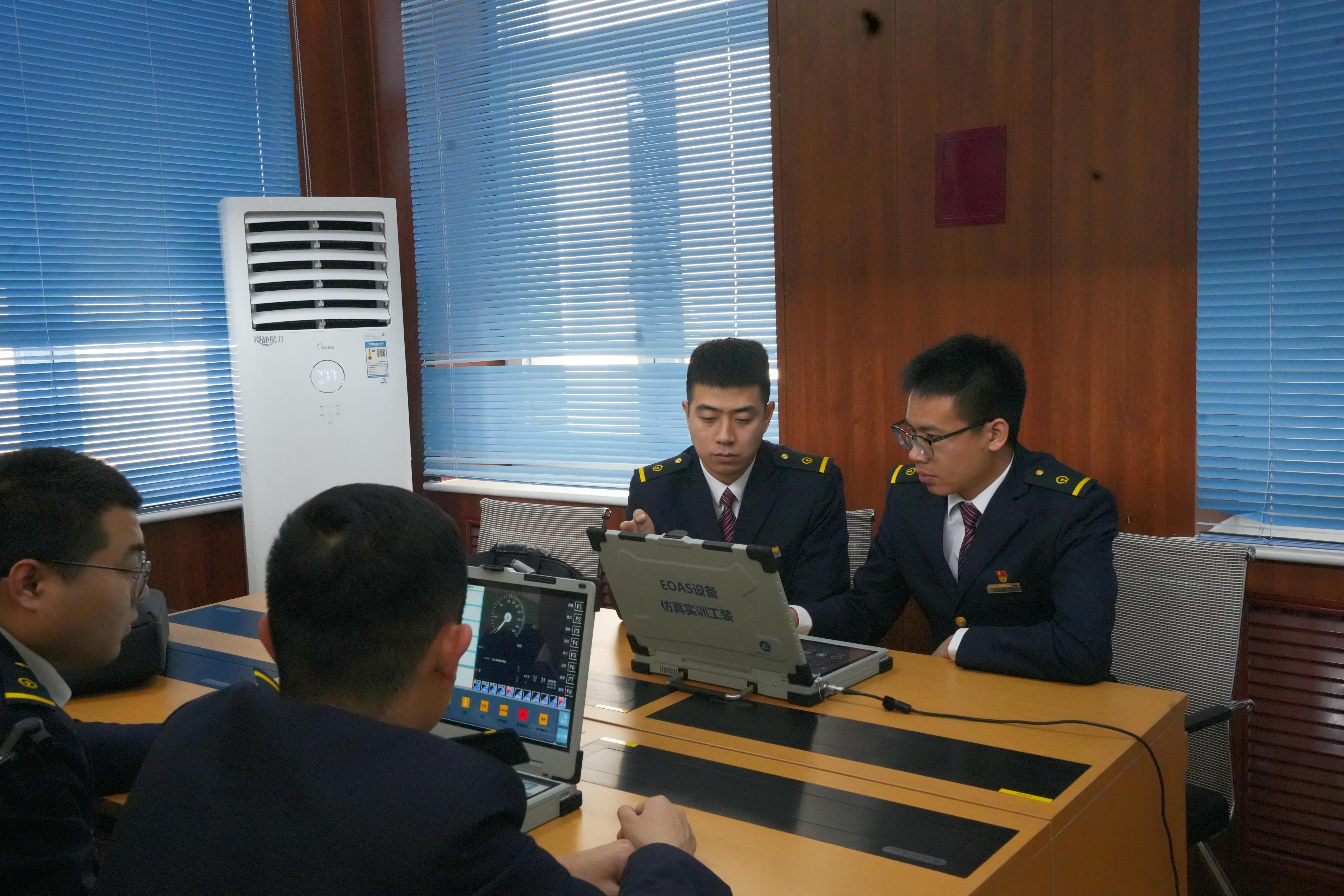 高铁司机学员正在进行ATP操作训练。人民网记者 王天乐摄