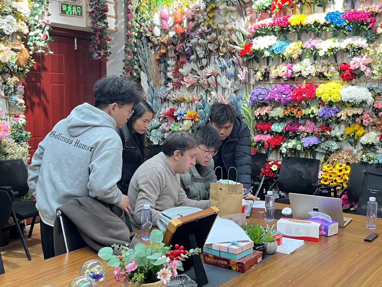 陈金宝和同事忙着接单。（受访者供图）