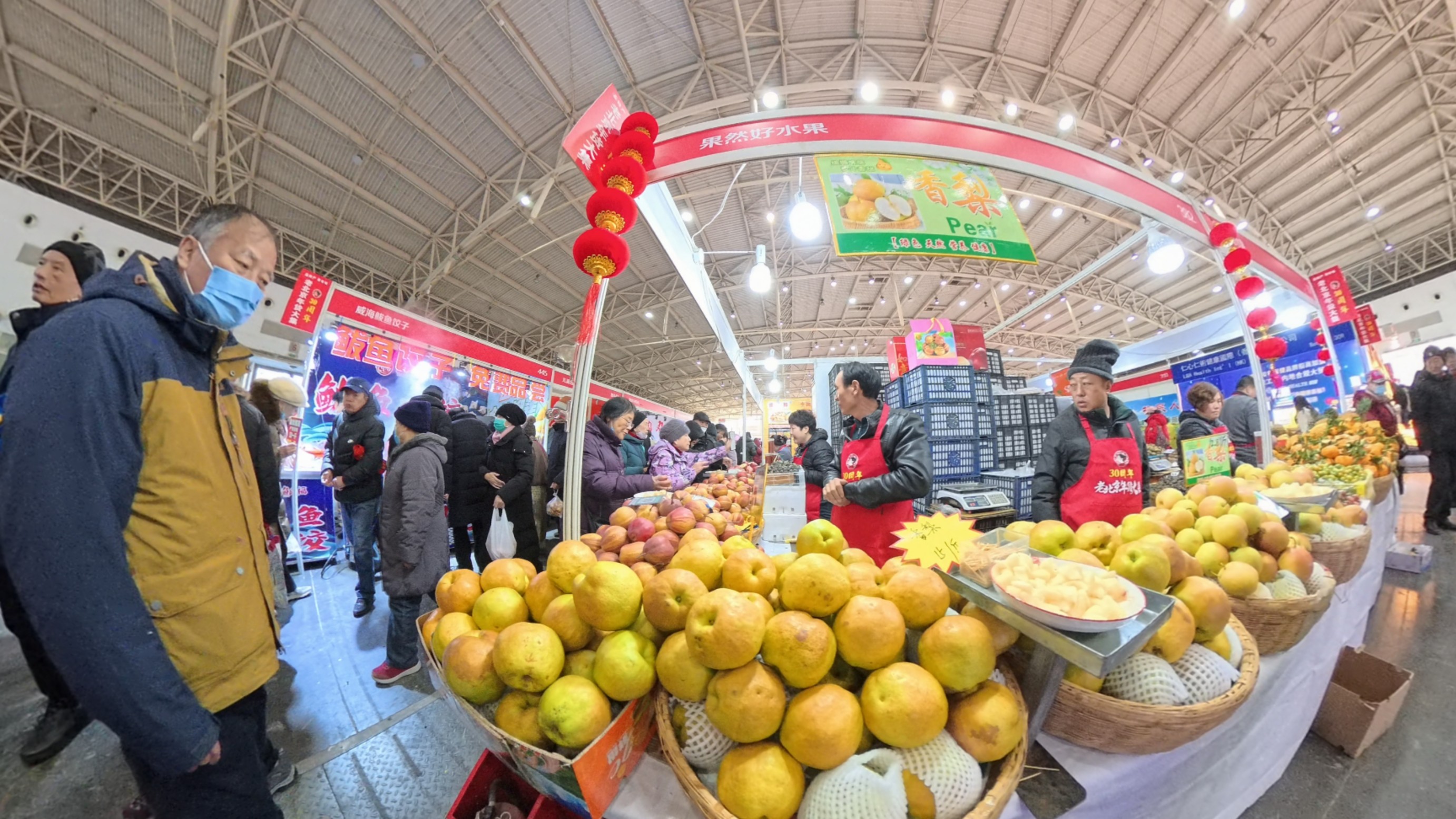 市民在年货大集上采购来自各地的水果。人民网记者 李栋摄