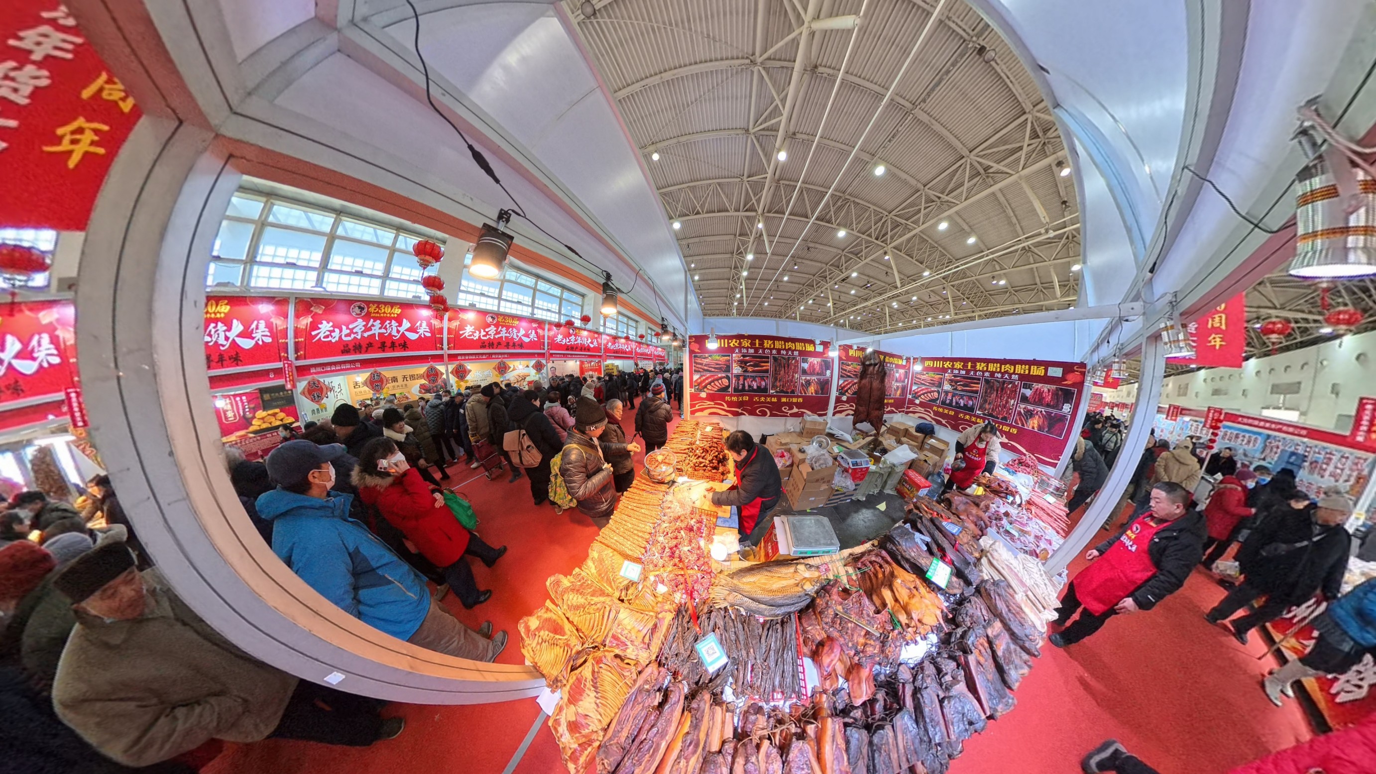 年货大集上，肉制品成为顾客采购的重点。人民网记者 王天乐摄