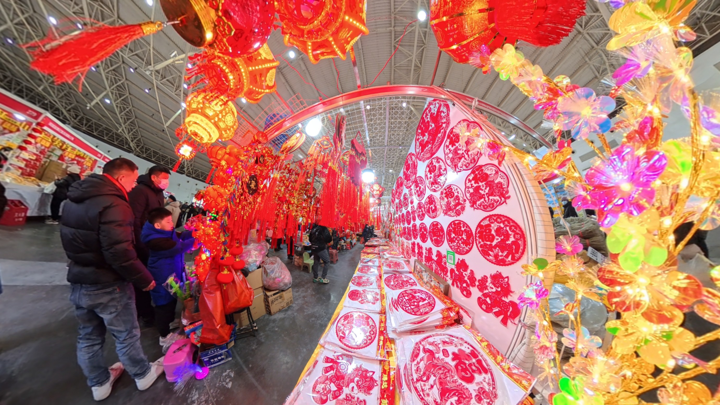 在年货大集上的春节装饰品摊位，让人感到年味越来越浓。人民网记者 王天乐摄