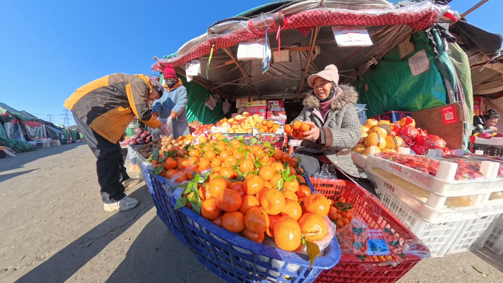 北京大洋路农副产品批发市场，市民正采购水果。人民网记者 王天乐摄