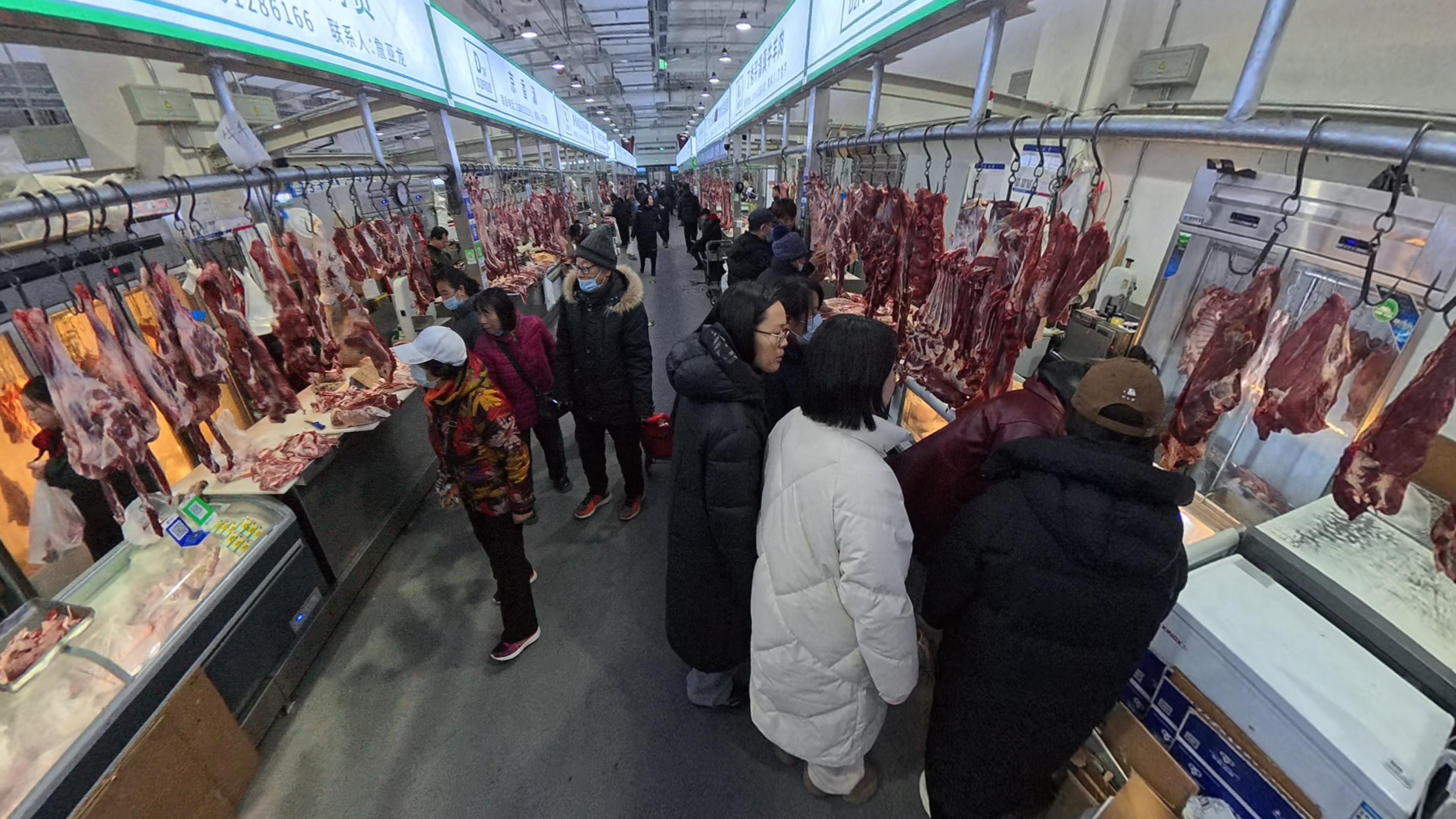 在北京鲜活农产品批发市场，市民正采购新鲜的牛羊肉。人民网记者 王天乐摄