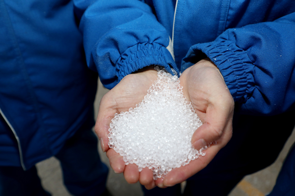 白色的POE（聚烯烃弹性体）颗粒。受访者供图