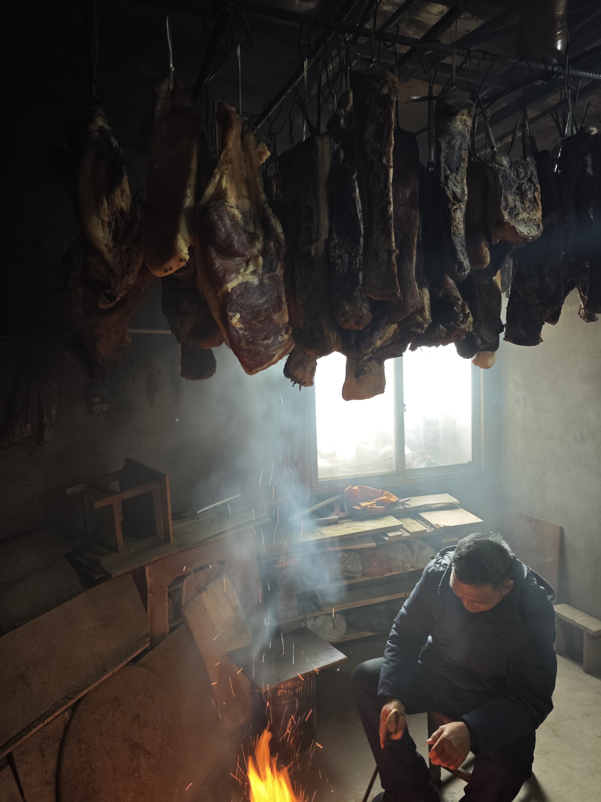 进入腊月，四川广元市卫子镇新荣村家家都开始熏制腊肉，迎接春节。人民网记者 王天乐摄