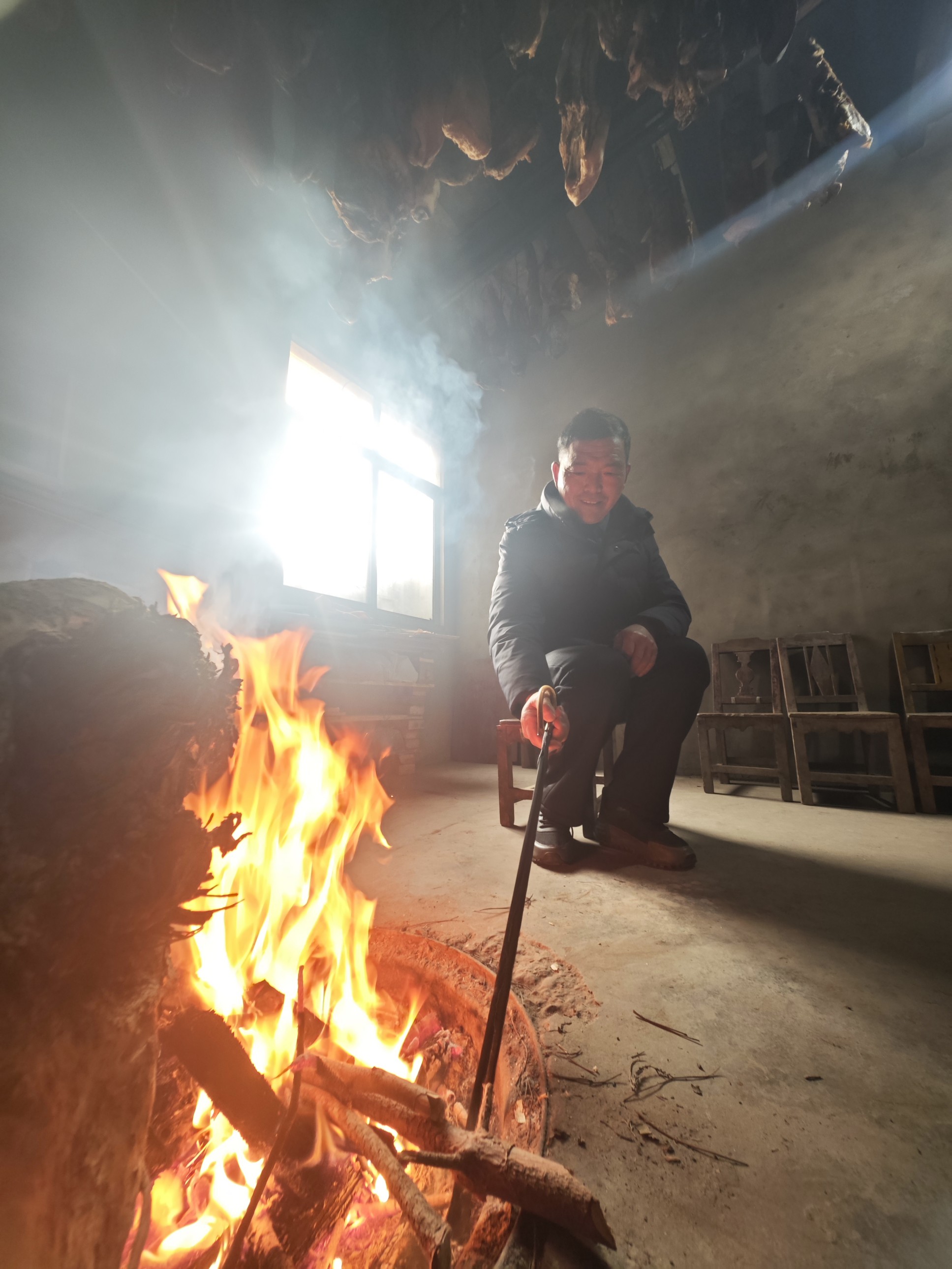 进入腊月，四川广元市卫子镇新荣村村民开始熏制腊肉。人民网记者 王天乐摄 