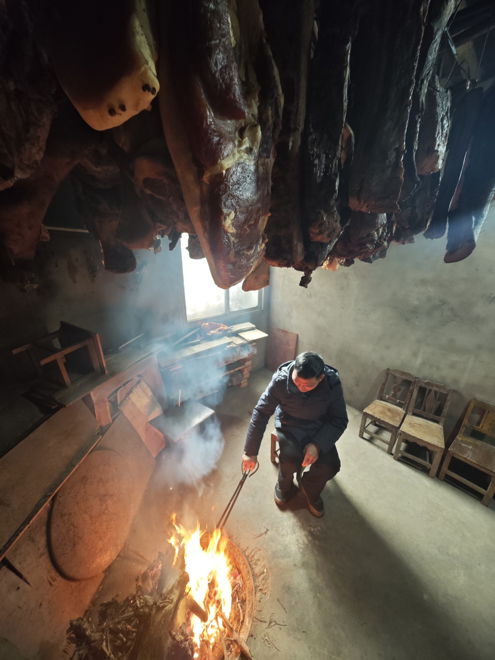 四川广元市卫子镇新荣村村民在熏制腊肉。人民网记者 王天乐摄