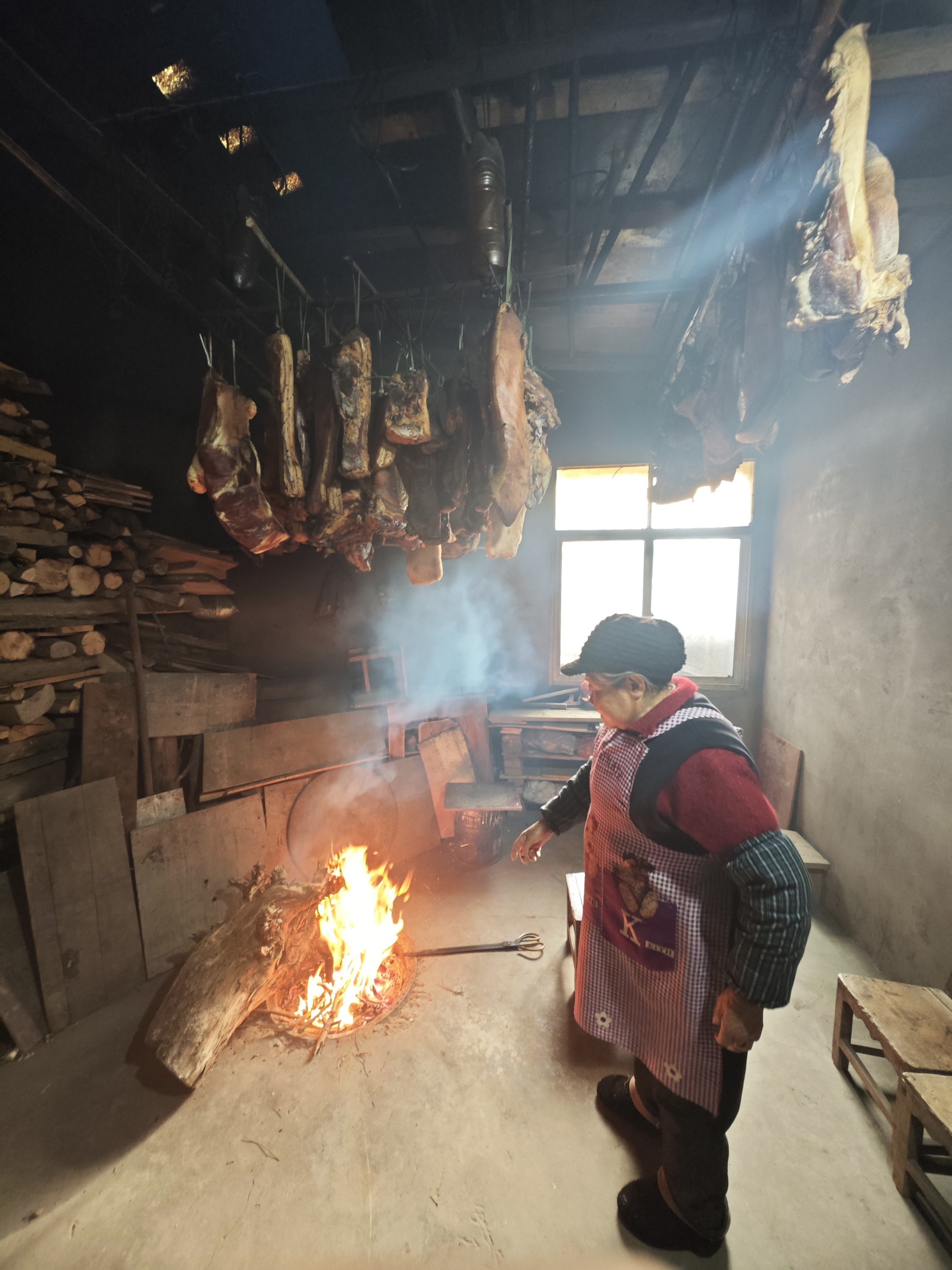 四川广元市卫子镇新荣村村民在熏制腊肉。人民网记者 李栋摄