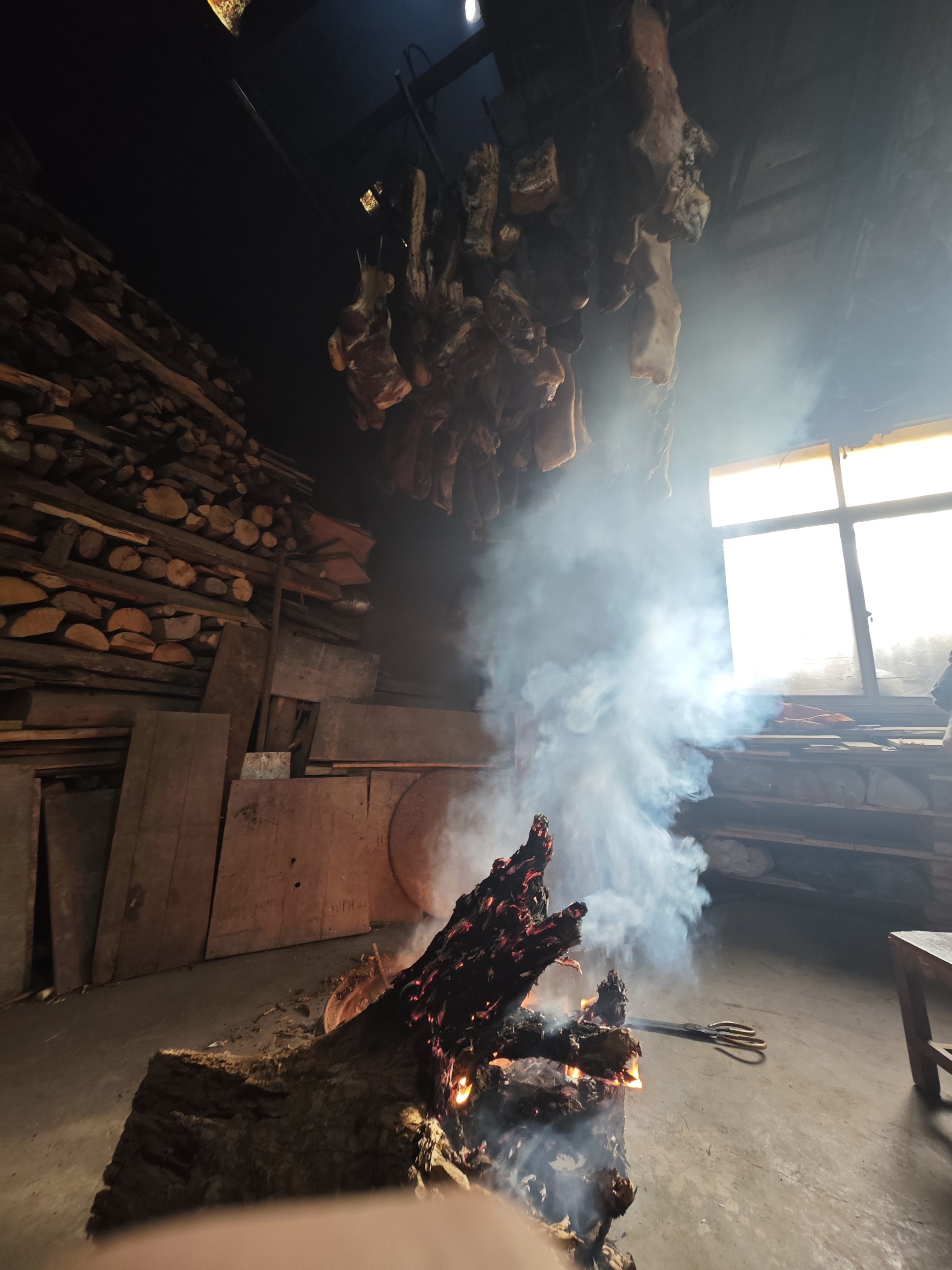 村民家的腊肉 “熏”出年味。人民网记者 王天乐摄