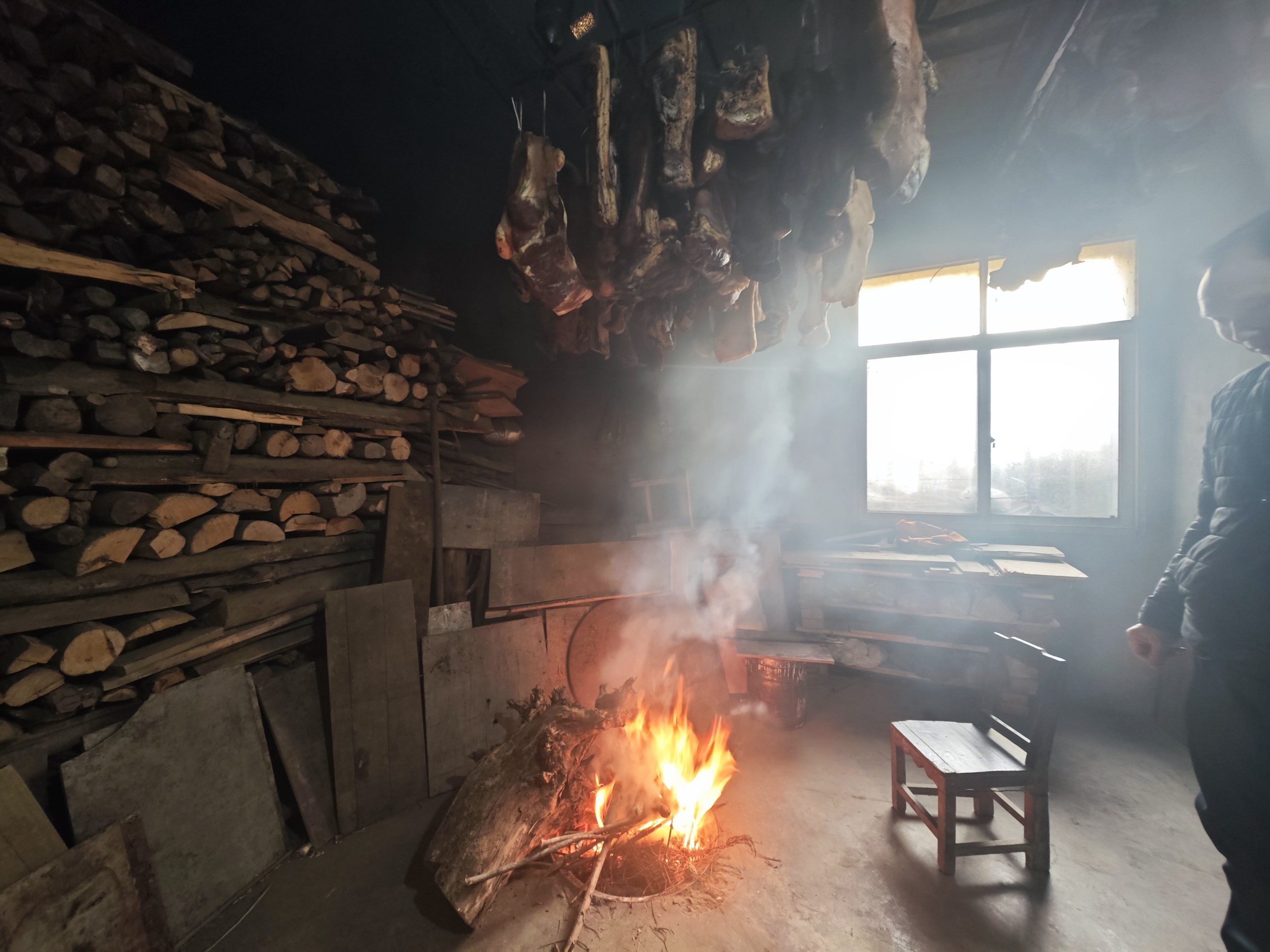 进入腊月，四川广元卫子镇新荣村的村民熏制腊肉，迎接春节。人民网记者 王天乐摄