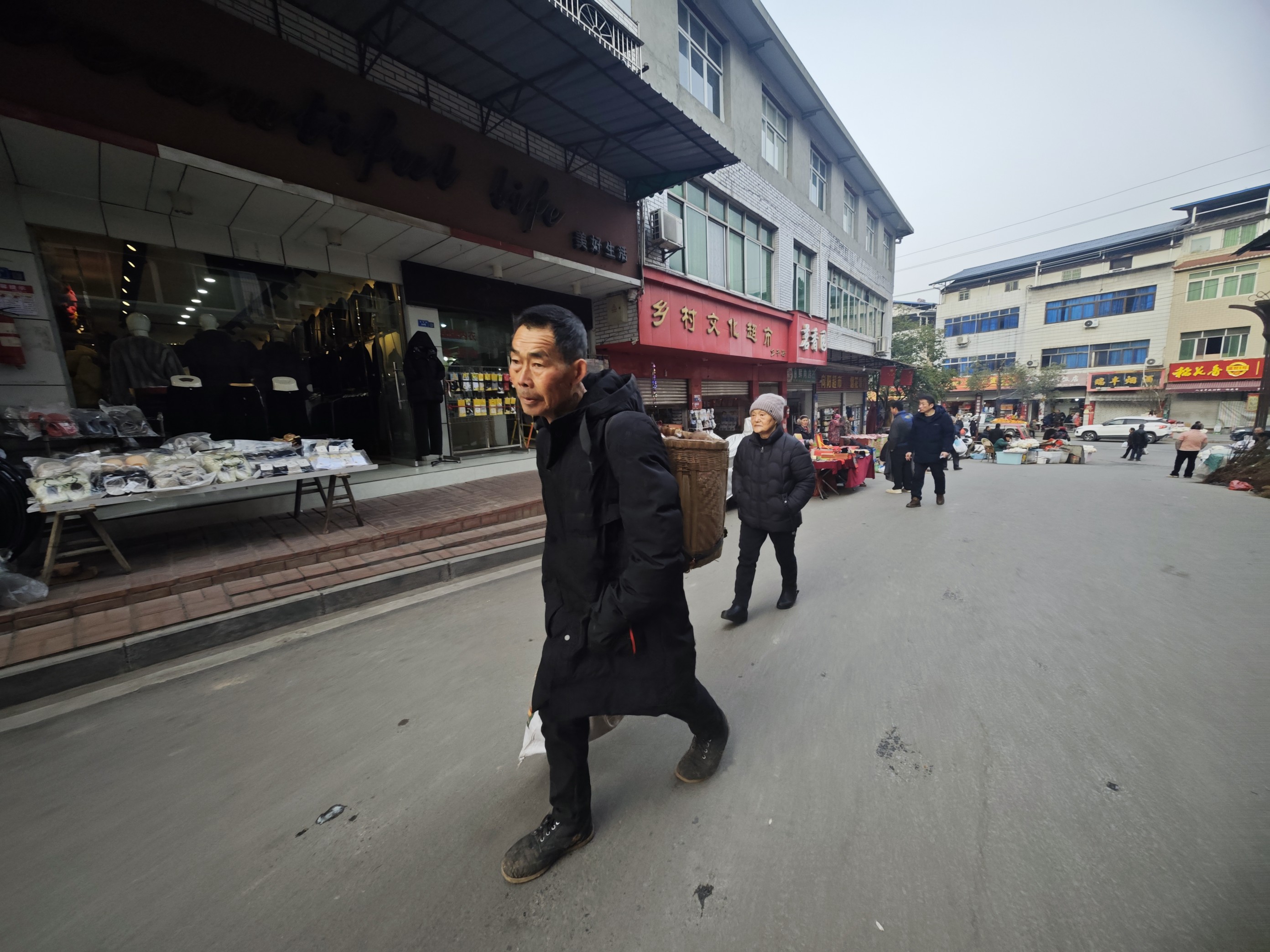 当地居民背着竹篓赶大集。人民网记者 王天乐摄