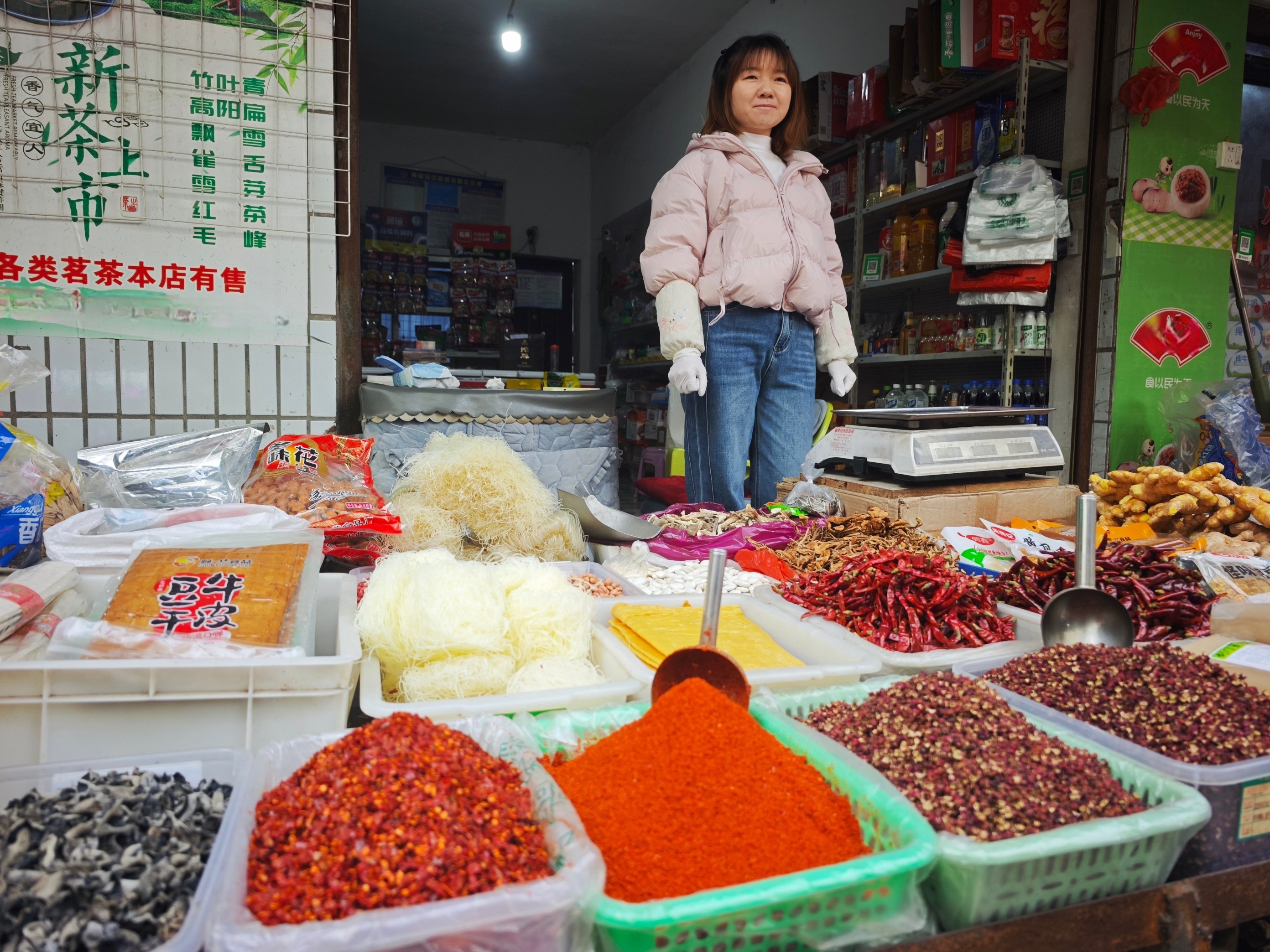 腊月大集上，售卖调味料的摊位货品充足。人民网记者 王天乐摄