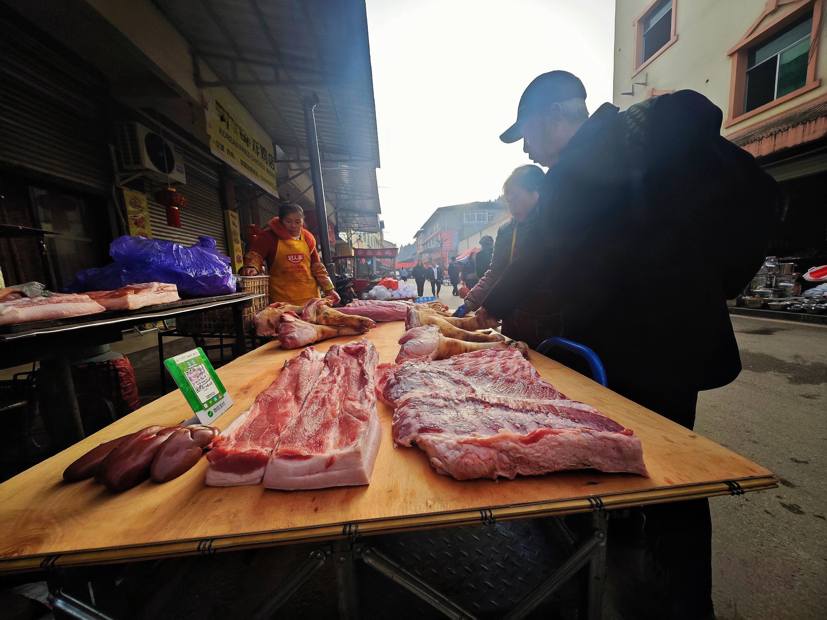 腊月的川北大集，猪肉摊位迎来繁忙的一天。人民网记者 李栋