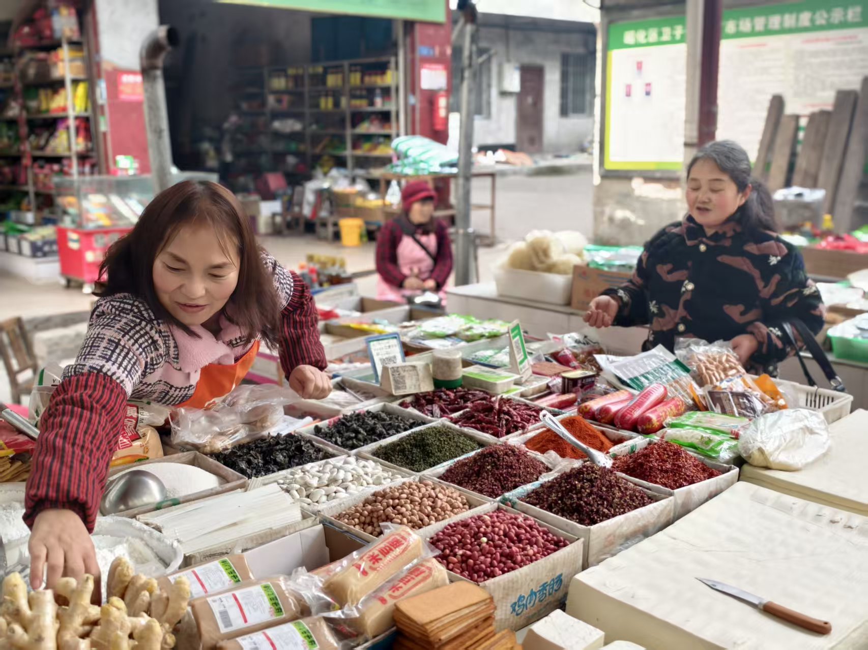 顾客正在挑选川菜必不可少的调味料。人民网记者 李栋摄