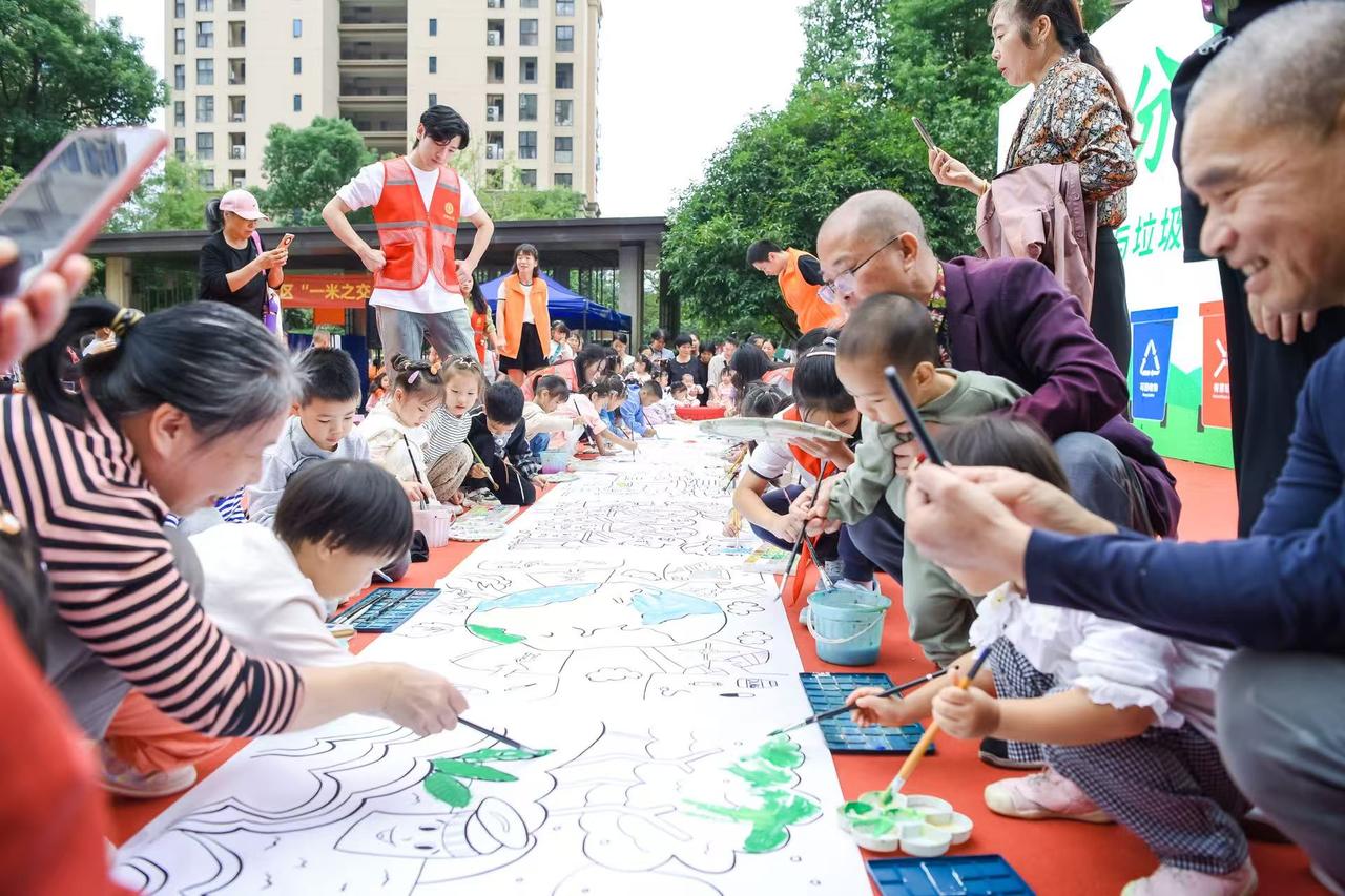 “一米之交”活动现场：老少同挥笔，绘出环保新图景。（杭州市余杭区人民政府闲林街道办事处供图）