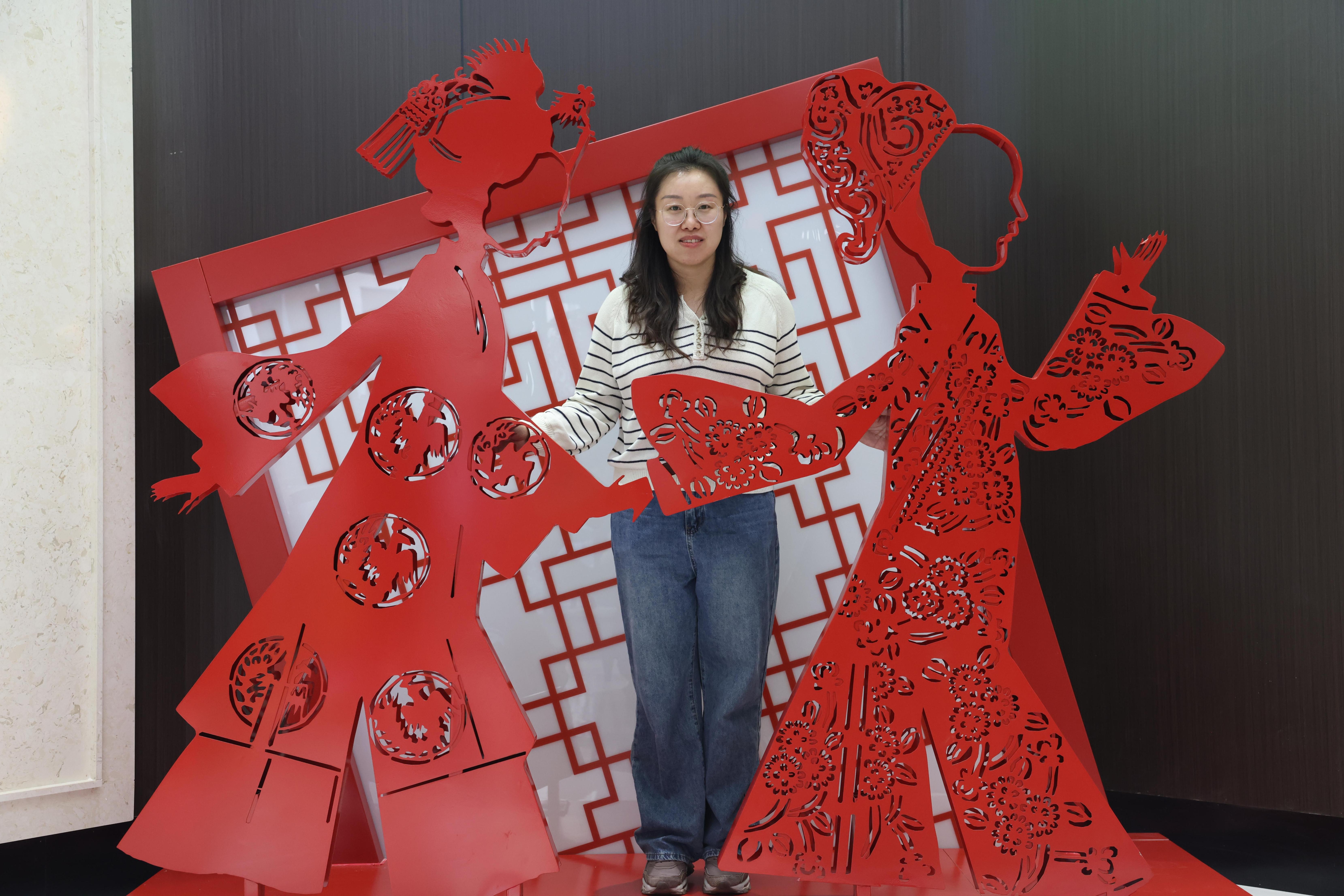 司乘在服务区非遗剪纸区打卡拍照。受访者供图