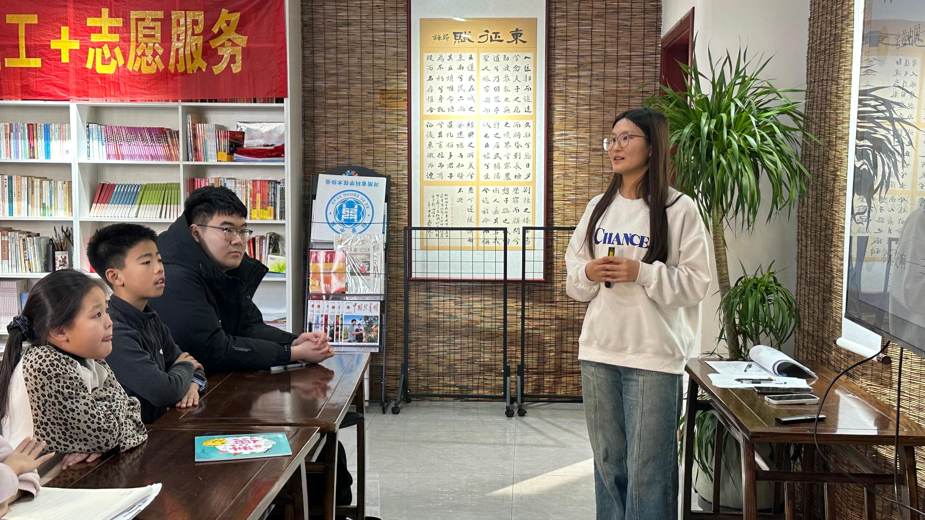 志愿者在进行公益课堂志愿服务。人民网记者 王绍绍摄