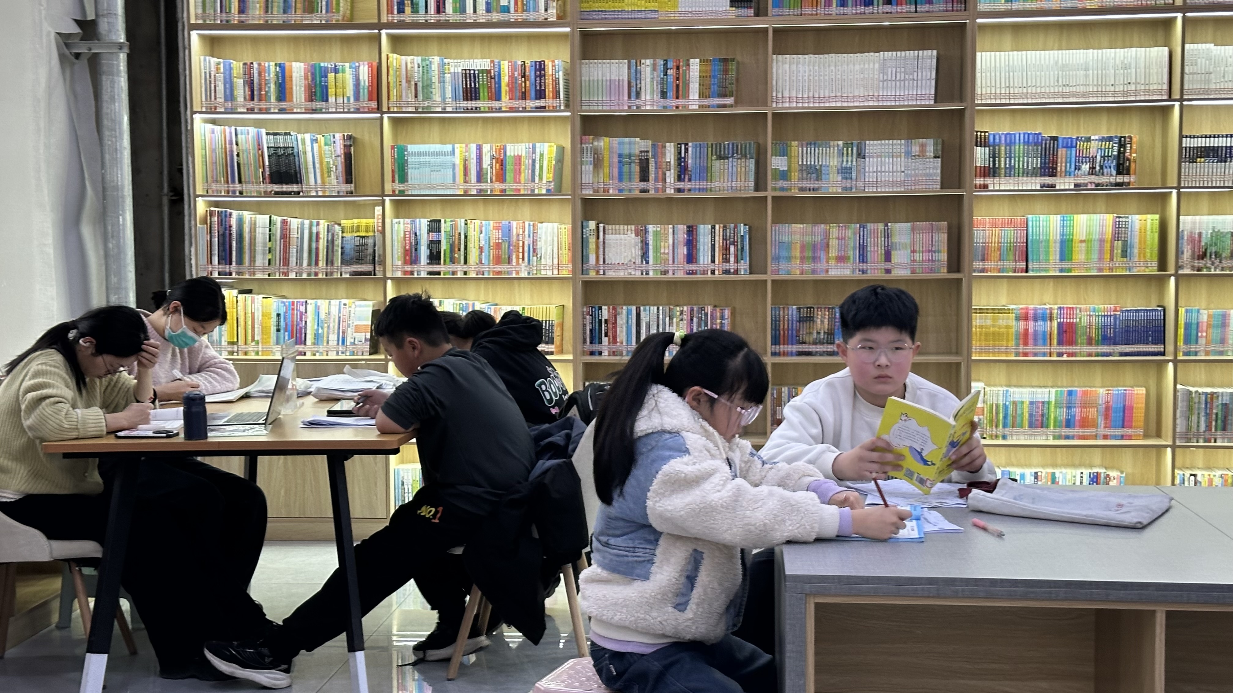 青少年开展自习活动。人民网记者 王绍绍摄