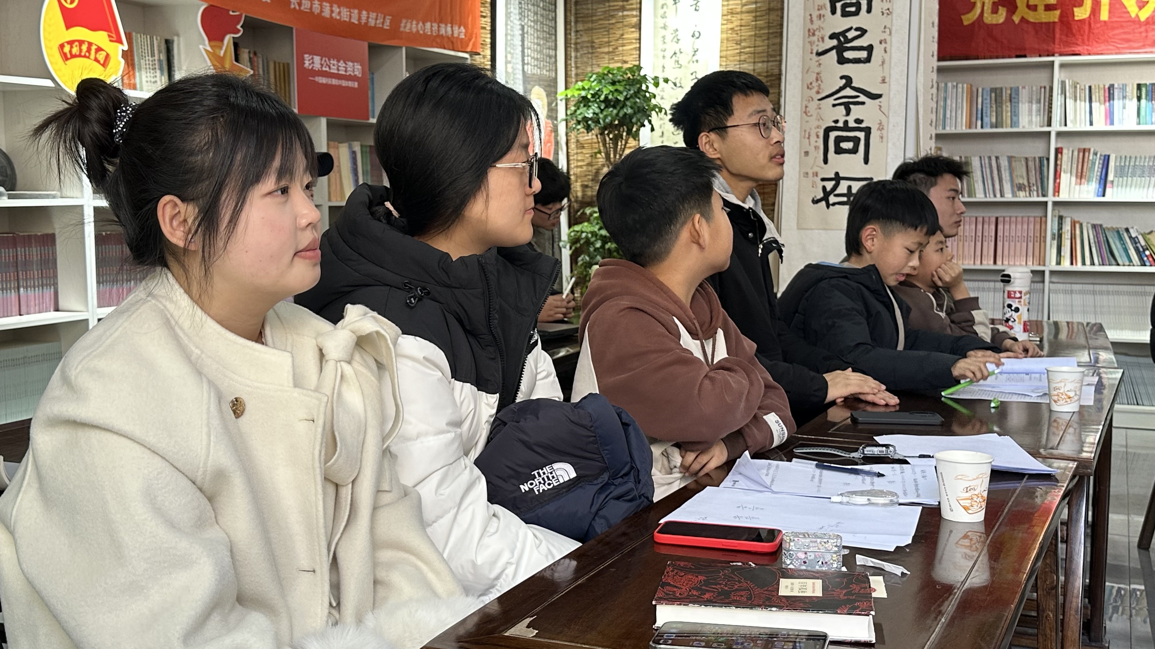 志愿者陪伴孩子们自习。人民网记者 王绍绍摄