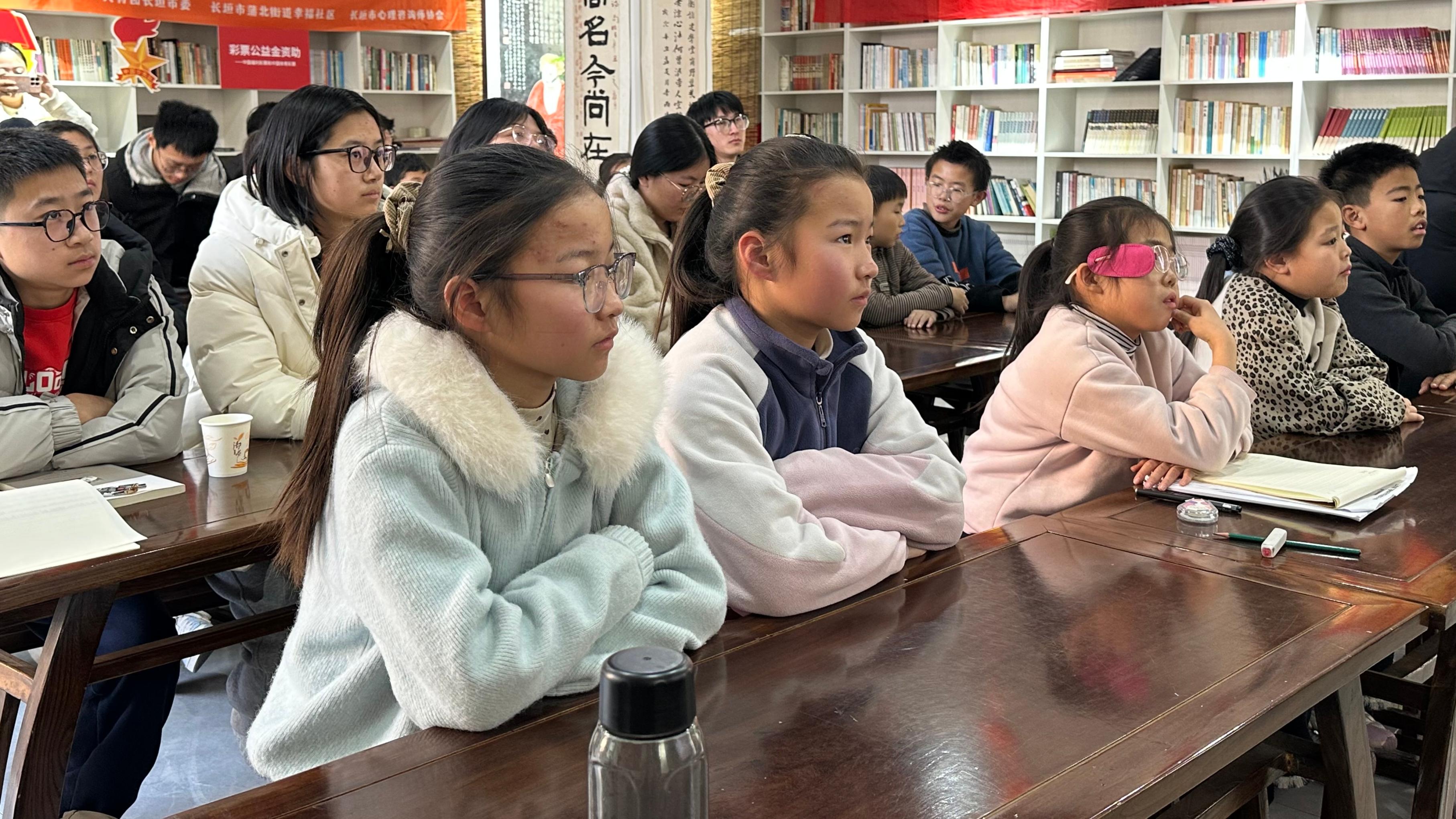 孩子们在认真听志愿者宣讲。人民网记者 王绍绍摄