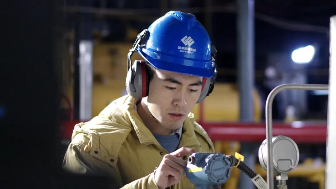 春节期间，电厂运行人员在检查设备表计。