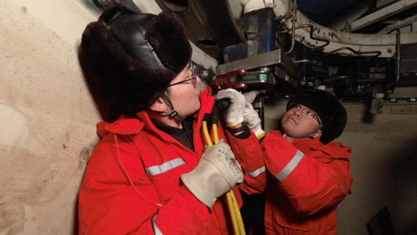 王桂洋（左）和林立昆（右）在风机塔筒内更换摩擦片。徐强摄